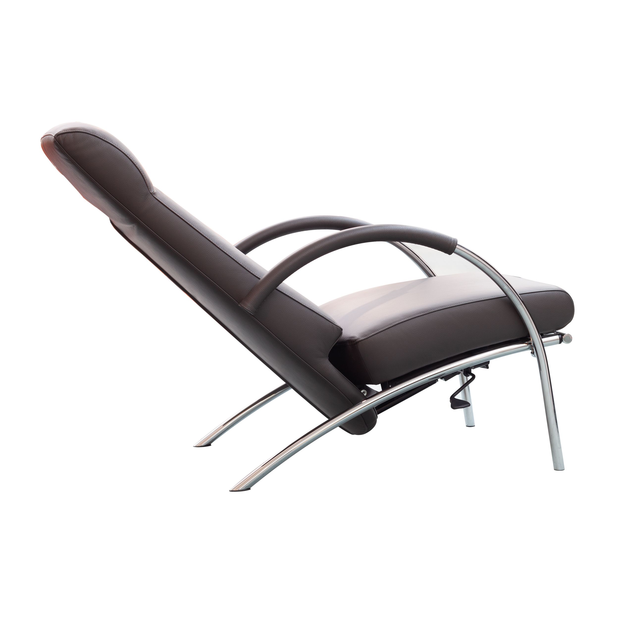 Zu sehen ist ein leichter Relaxsessel, Modell Curve von ipDesign, in seitlicher Ansicht. Der Sessel ist mit grauem Leder bezogen und hat eine hohe Rückenlehne und offene Armlehnen; das geschwungene Gestell ist glänzend verchromt. die Rückenlehne ist nach 