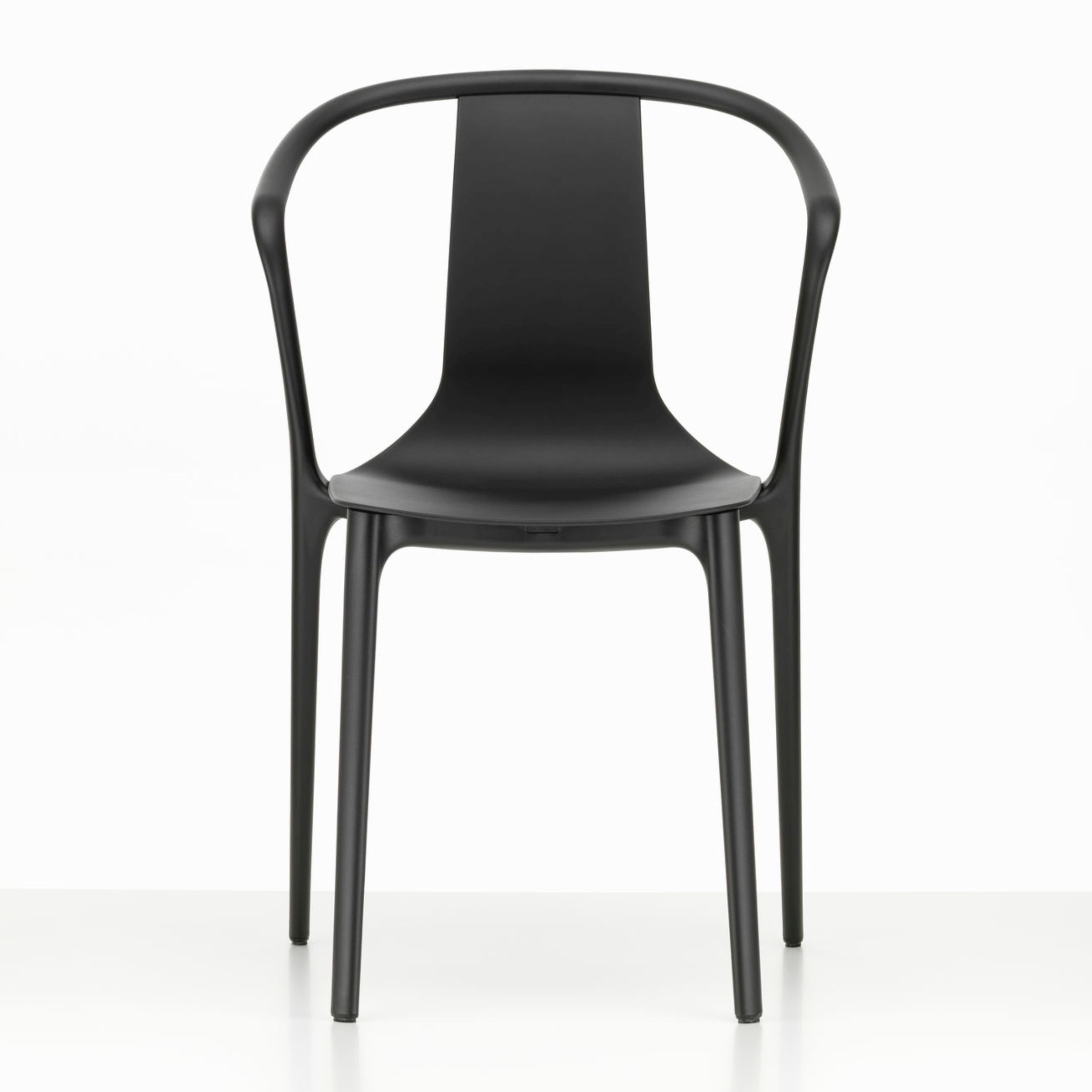 Stapelbarer Gartenstuhl Belleville Armchair aus schwarzem Kunststoff. Freisteller frontal.