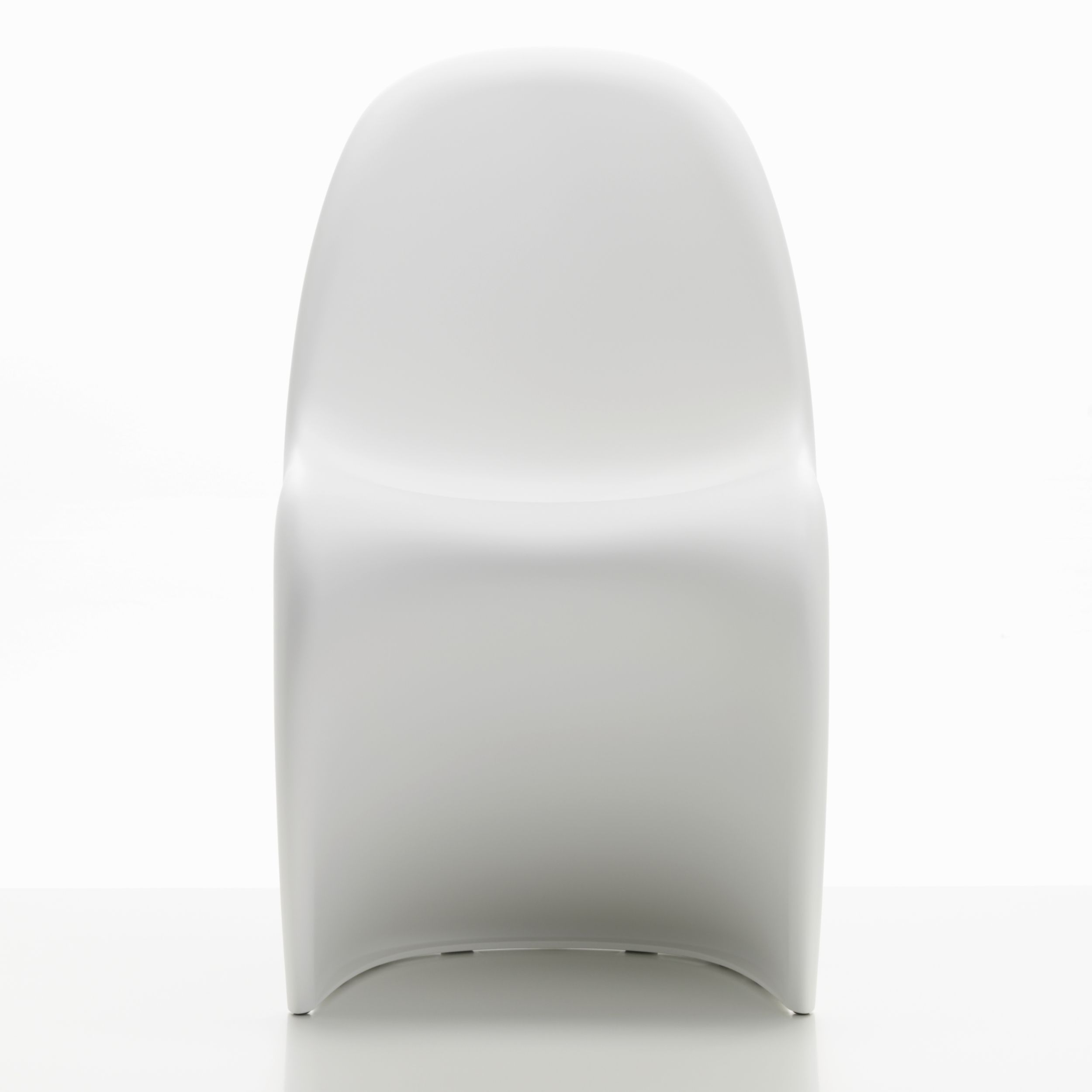 Schalenstuhl Panton Chair von Vitra in alter Höhe in weiß als Freisteller frontal.
