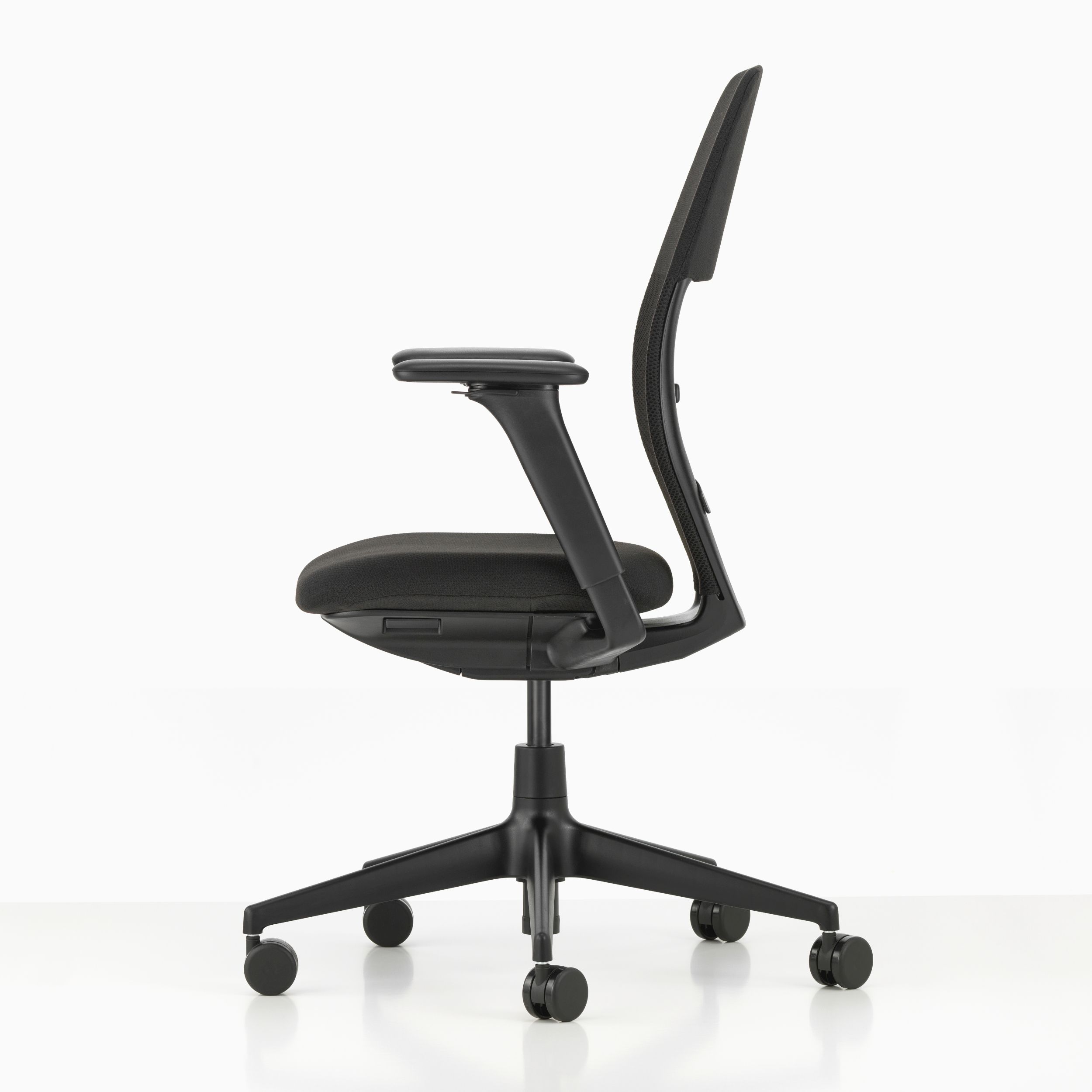Bürostuhl ACX Mesh von Vitra in schwarz als Freisteller seitlich.