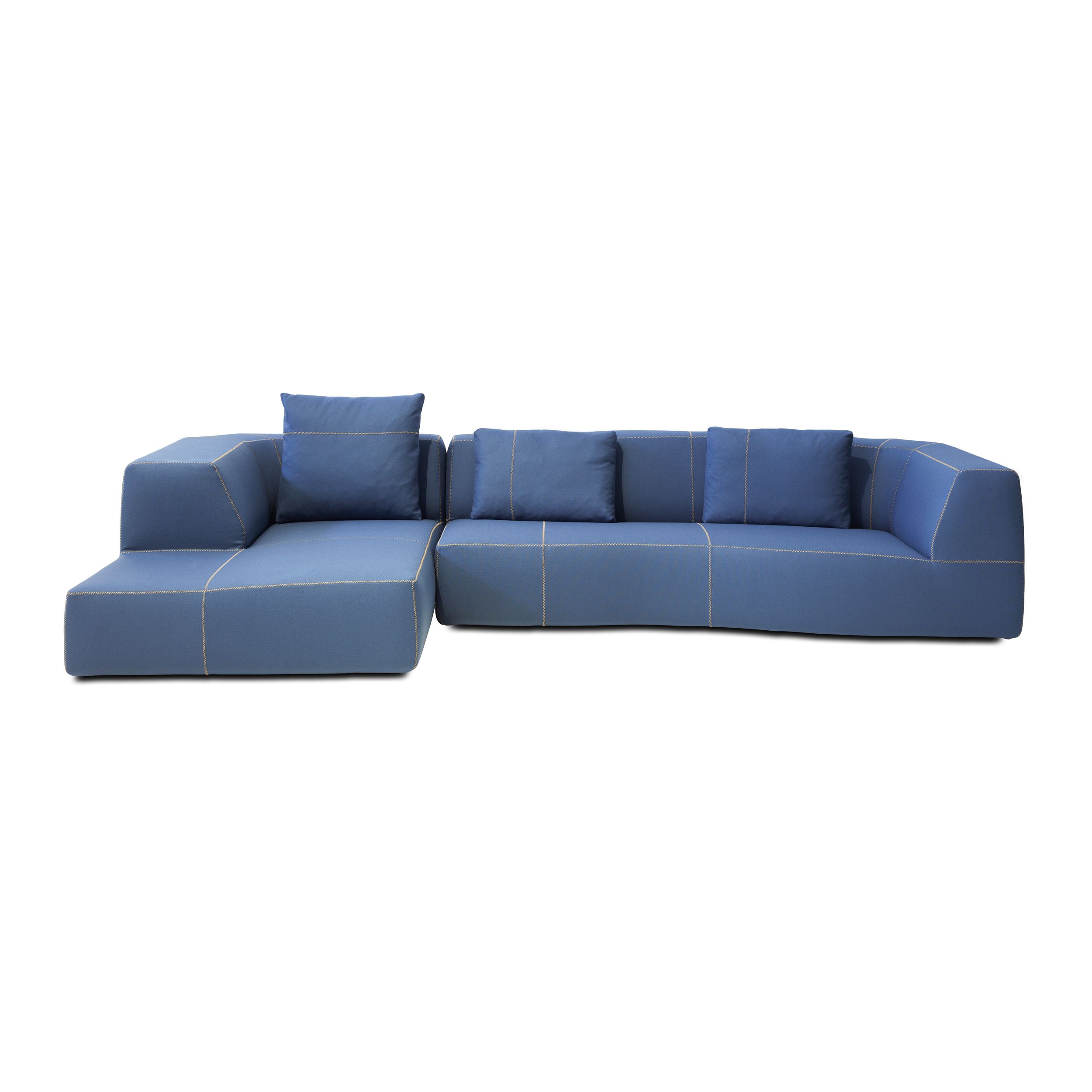 Blaues Stoffsofa mit hellen Kontrastnähten, Modell Bend von B&B Italia, in L-Form mit drei Kissen  in frontaler Ansicht vor einem weißen Hintergrund.