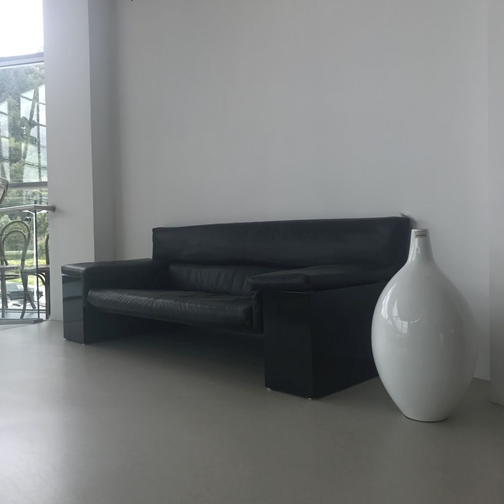 Sofa Brigadier von Knoll International in schwarzem Leder im Milieubild