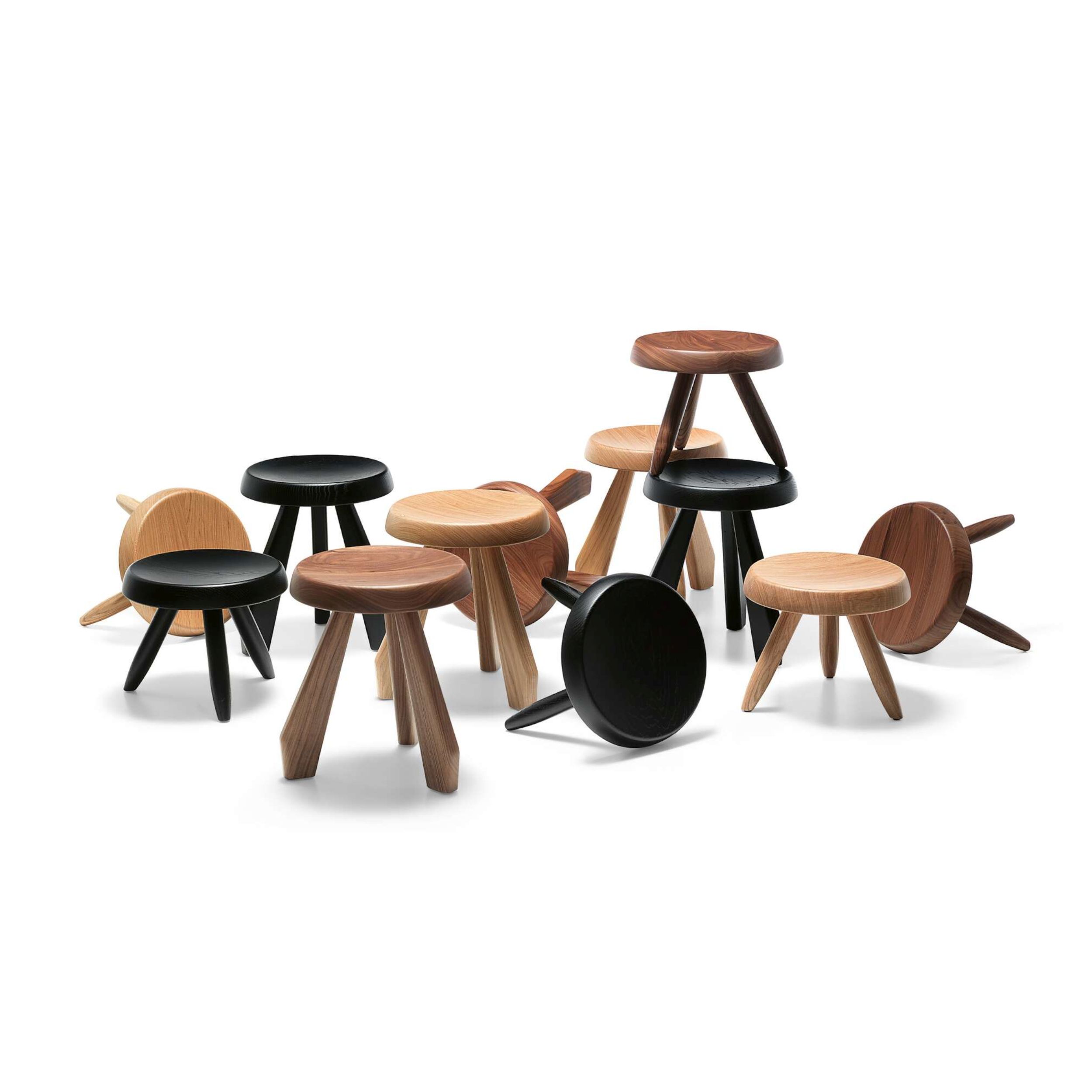 Beistelltisch Tabouret Meribel von Cassina in Nussbaum als Gruppenbild mit anderen Hockern und Tischen.