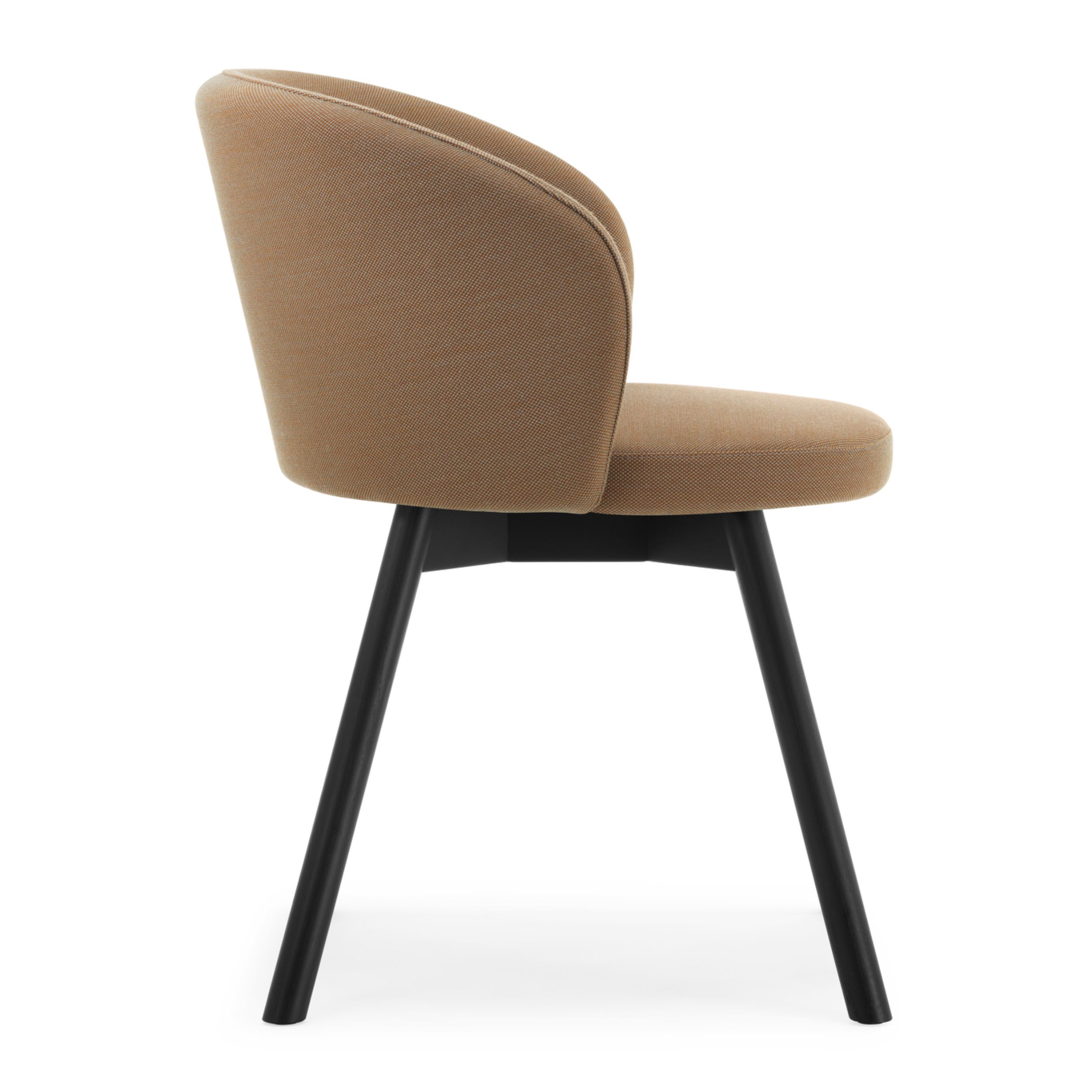 Zu sehen ist ein Stuhl, Modell Biala von Girsberger, mit braunem Stoffbezug und schwarzen Holzbeinen; Sitz und Rückenlehne sind rund. Der Stuhl ist in seitlicher Ansicht vor einem weißen Hintergrund zu sehen.