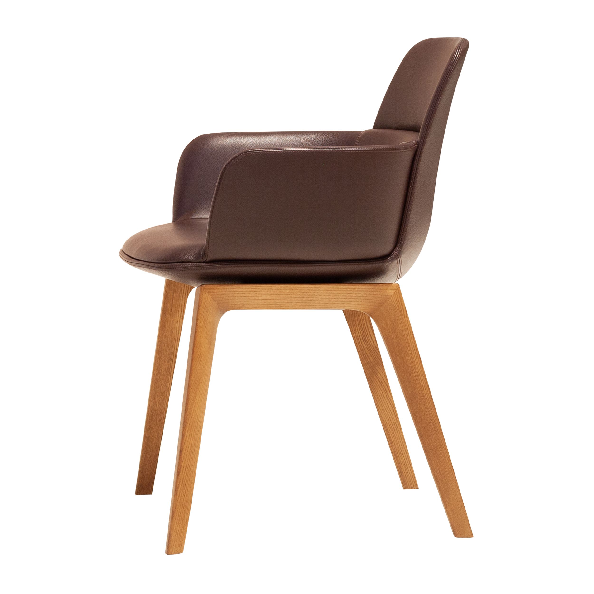 Armlehnstuhl Barbican von Molteni in auberginefarbenem Leder als Freisteller seitlich.