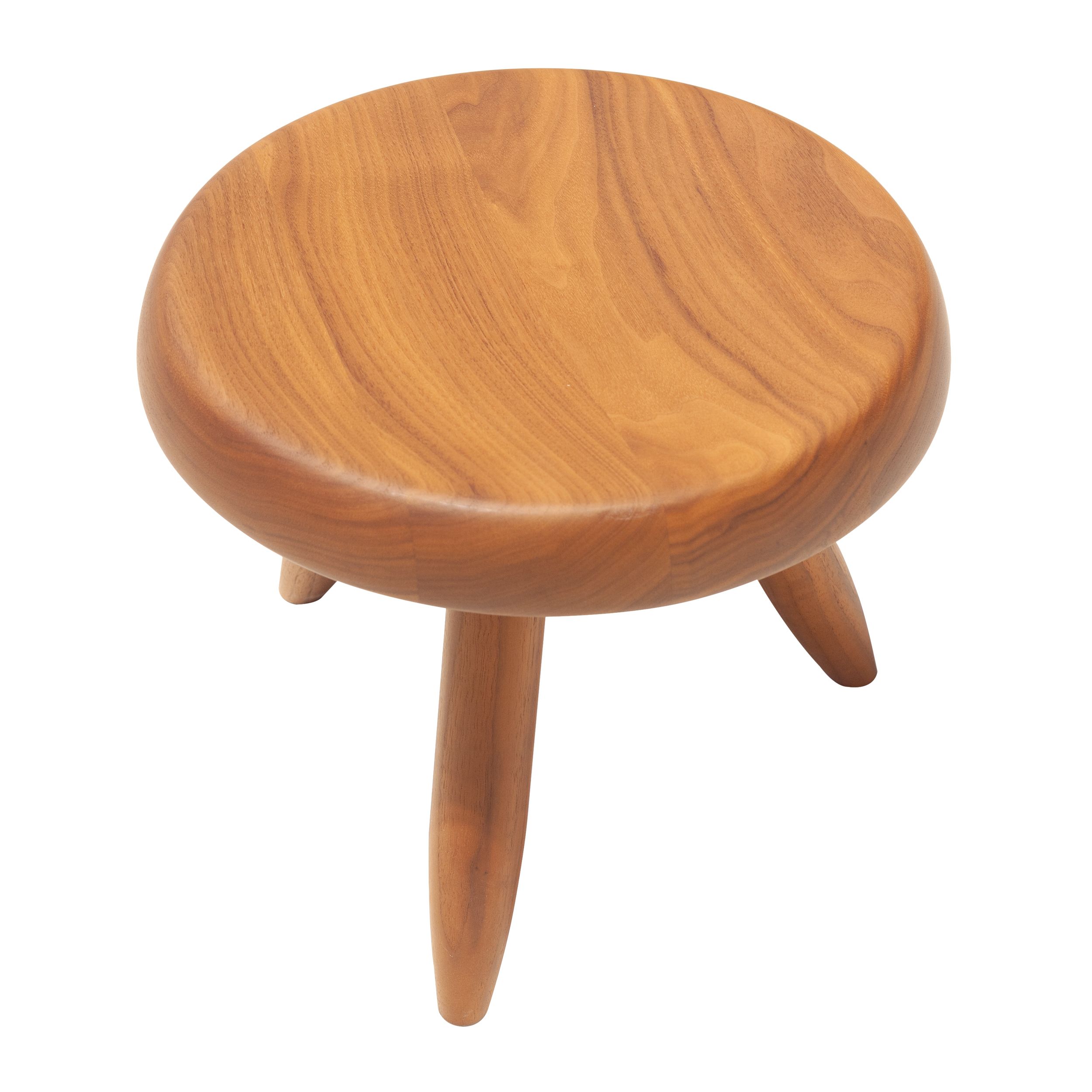 Hocker Tabouret Berger von Cassina in Nussbaum in Ansicht von schräg obern vor einem weißen Hintergrund.