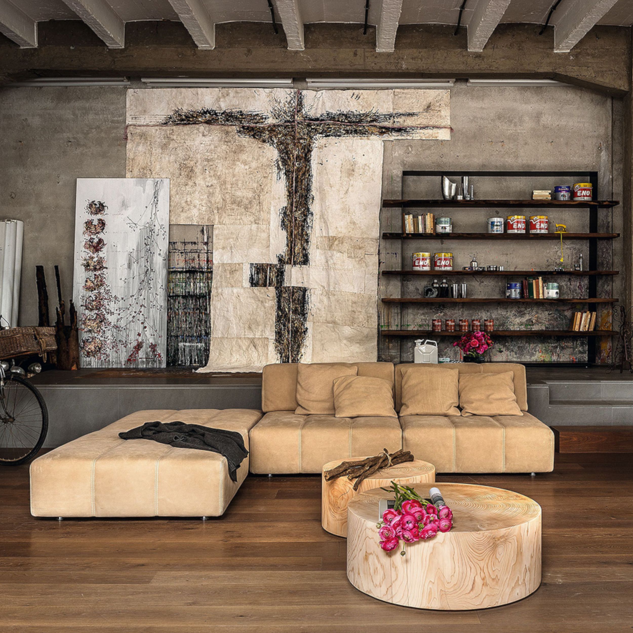 Couchtisch Eco 2 von Riva in Zeder natur in zwei Größen im Milieubild vor hellbrauner Couch.