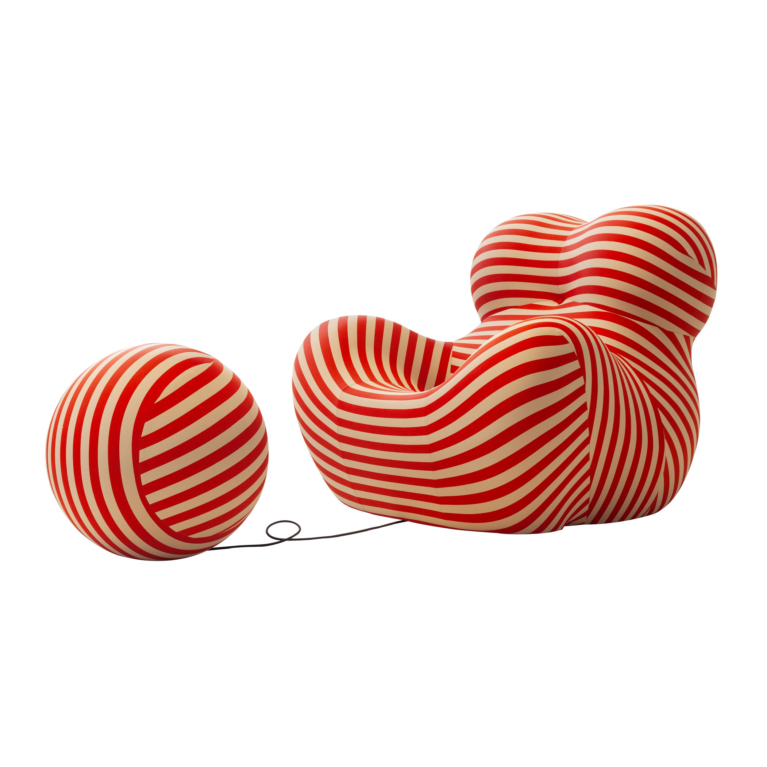 Orange-beige gestreifter Sessel Up von B&B Italia mit kugelförmigem Hocker vor einem weißen Hintergrund.
