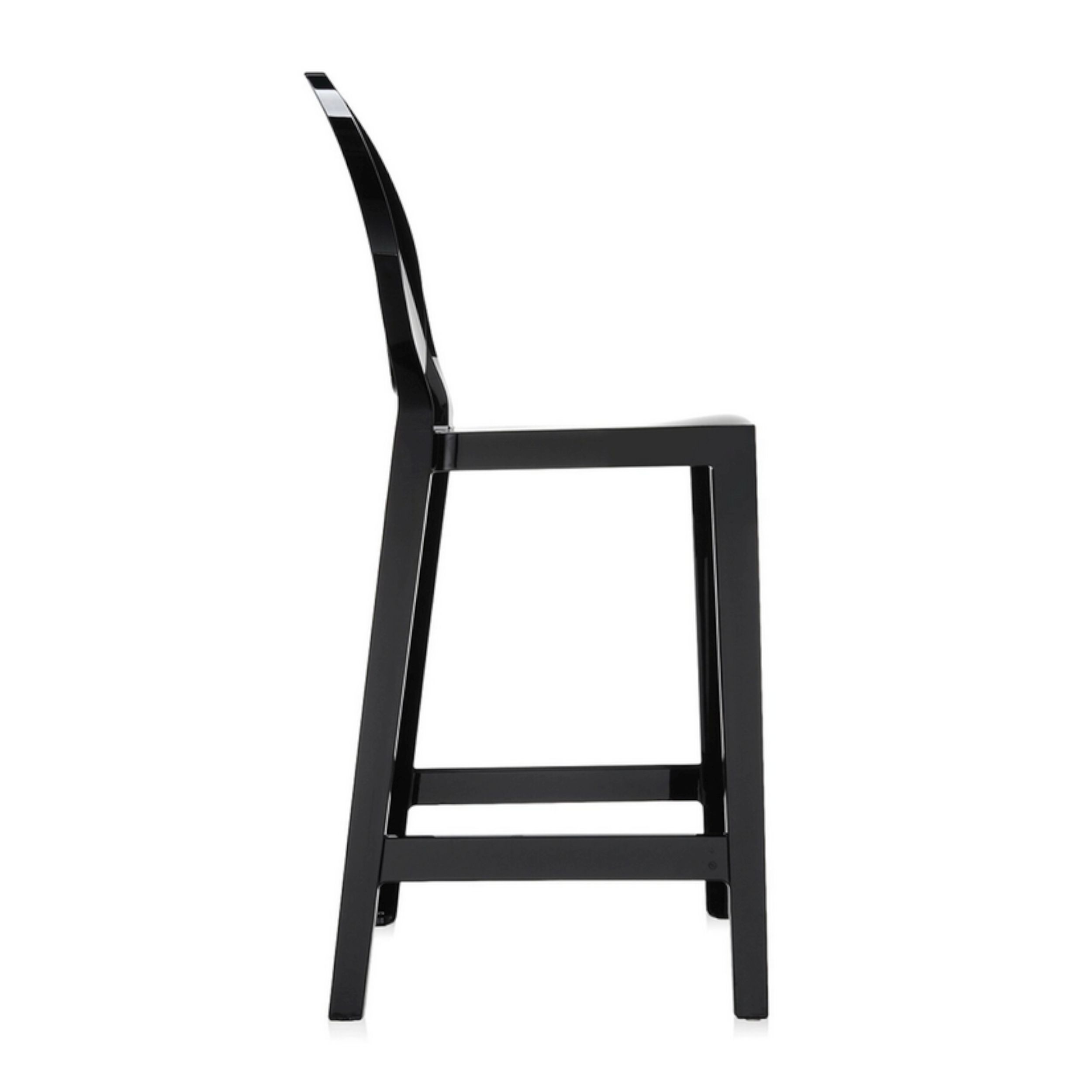 Barhocker One More von Kartell in schwarz als Freisteller seitlich