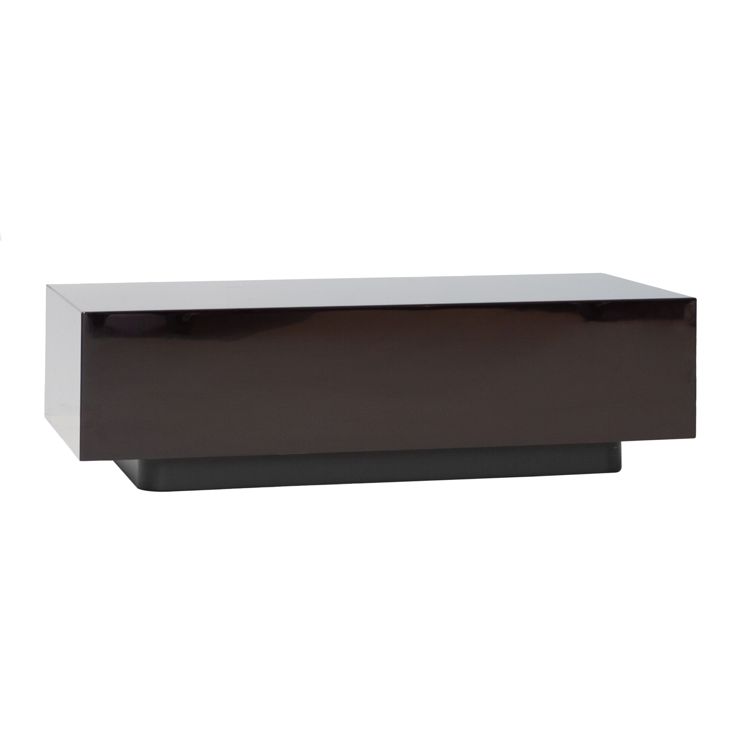Zu sehen ist der quaderförmige Beistelltisch Solid von Minotti in mokkafarbenem Glanzlack in seitlicher Ansicht vor weißem Hintergrund.