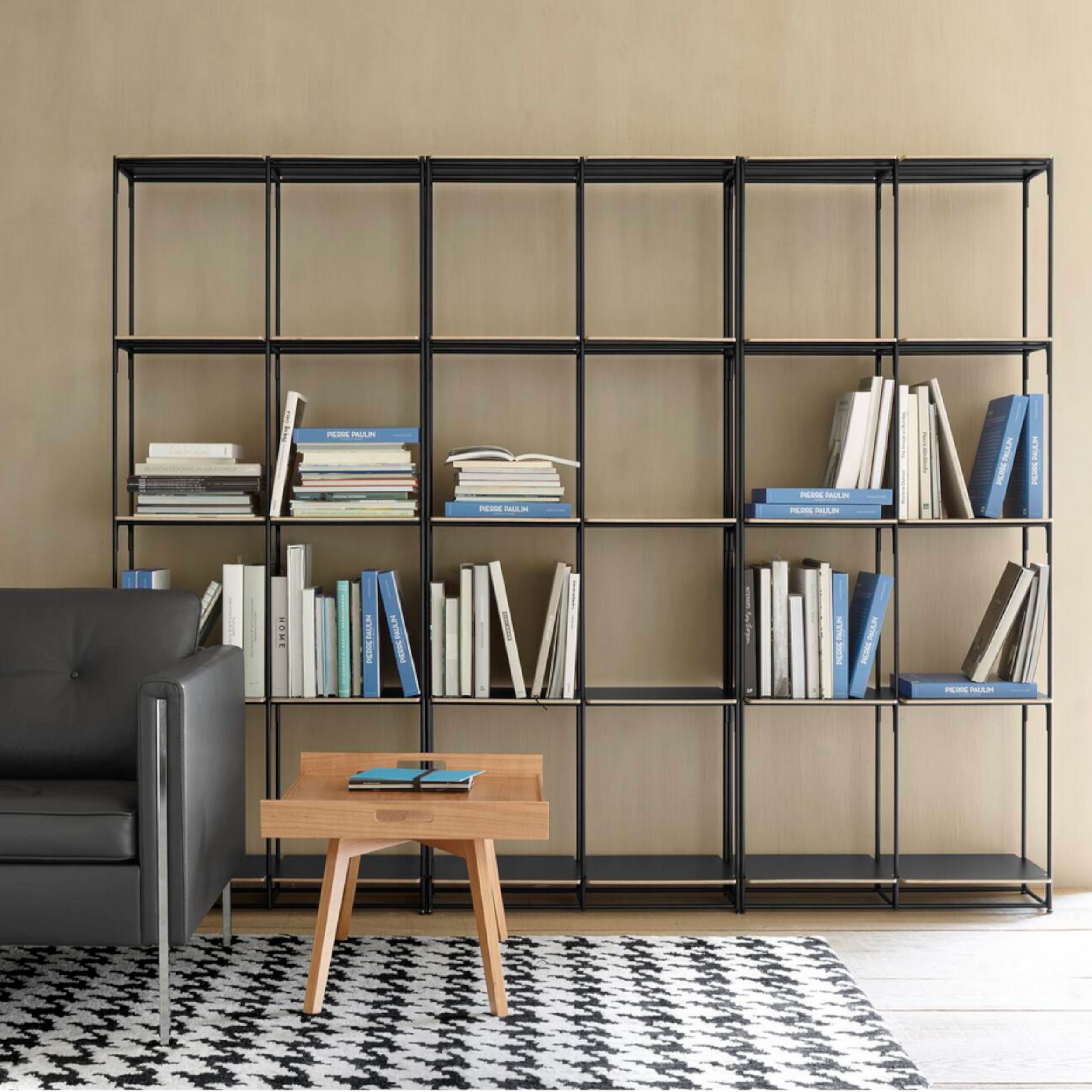 Regal La Bibliotheque Fil von Ligne Roset in schwarz im Milieubild.