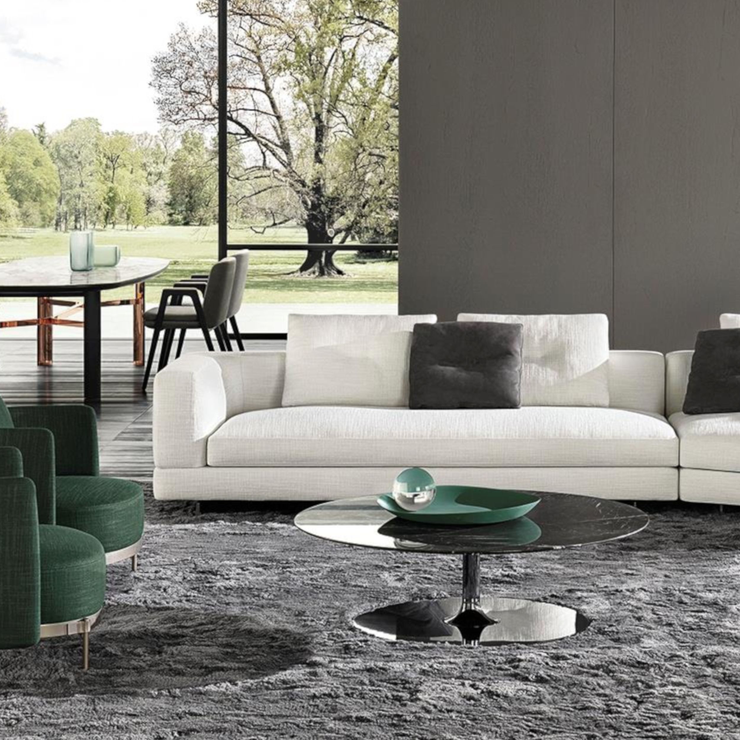 Sofa Alexander von Minotti in weißem Stoff als Milieubild.