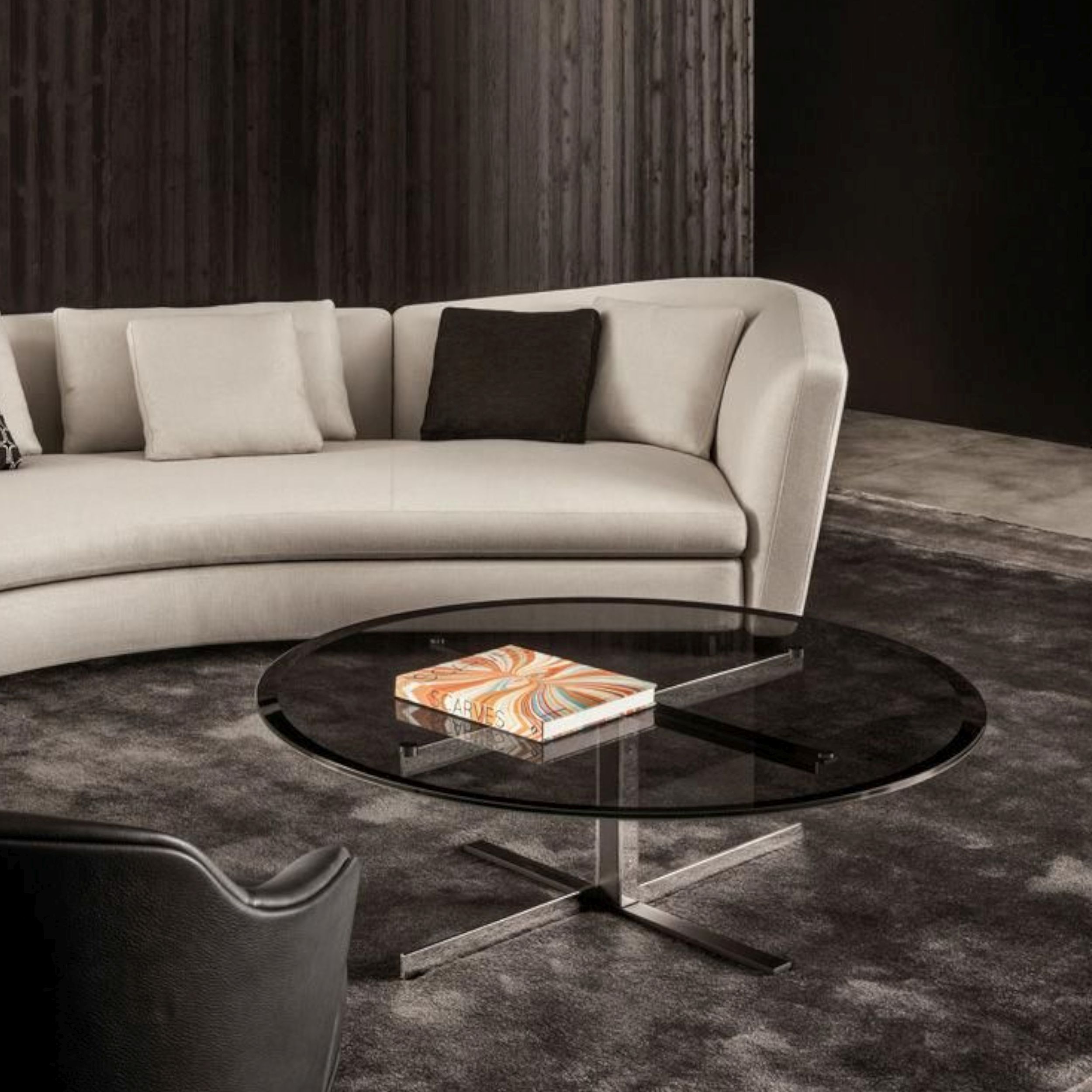 Couchtisch Catlin von Minotti mit Rauchglasplatte als Milieubild.