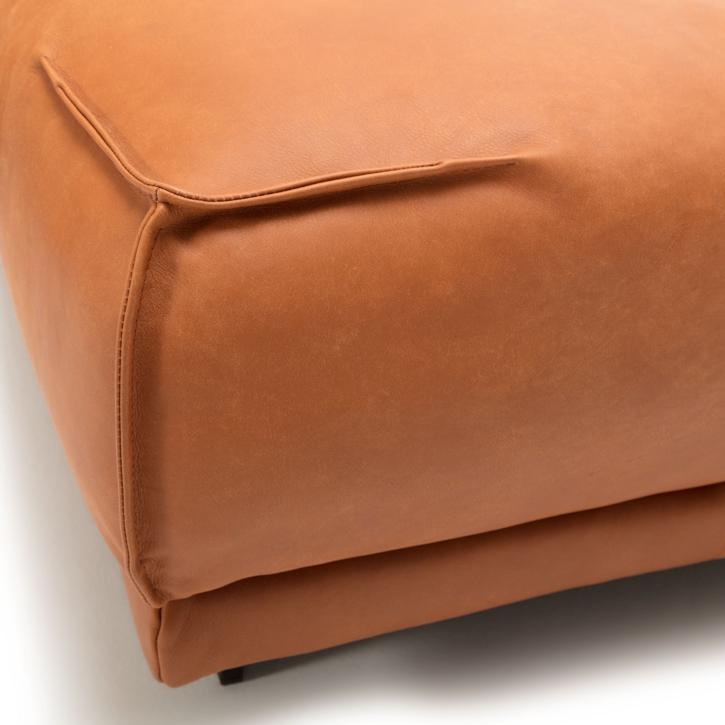 Sofa Collection Freistil 136 in braun Detail der Sitzkante