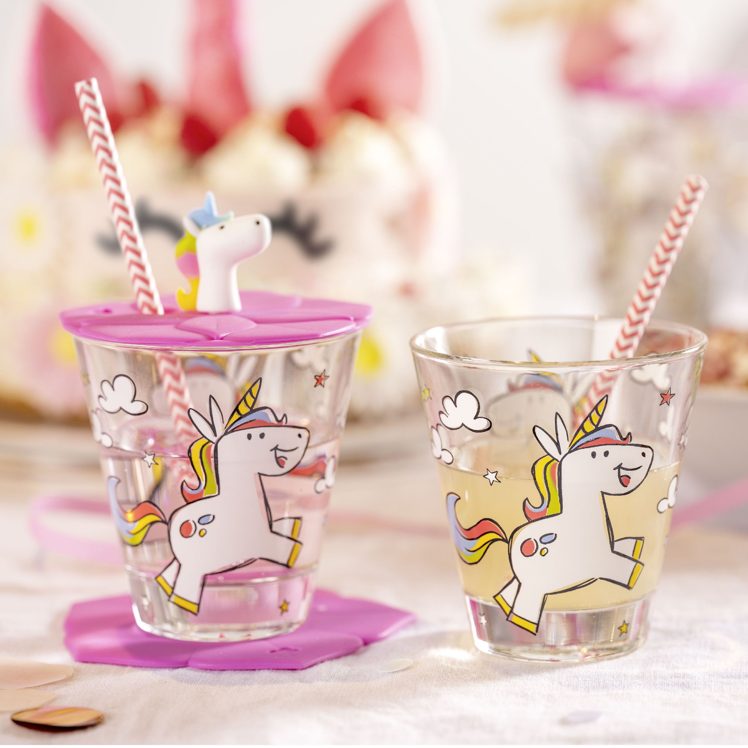 Deckel Bambini Einhorn von Leonardo pink auf passendem Glas mit Strohhalm und einem weiteren Glas ohne Deckel 