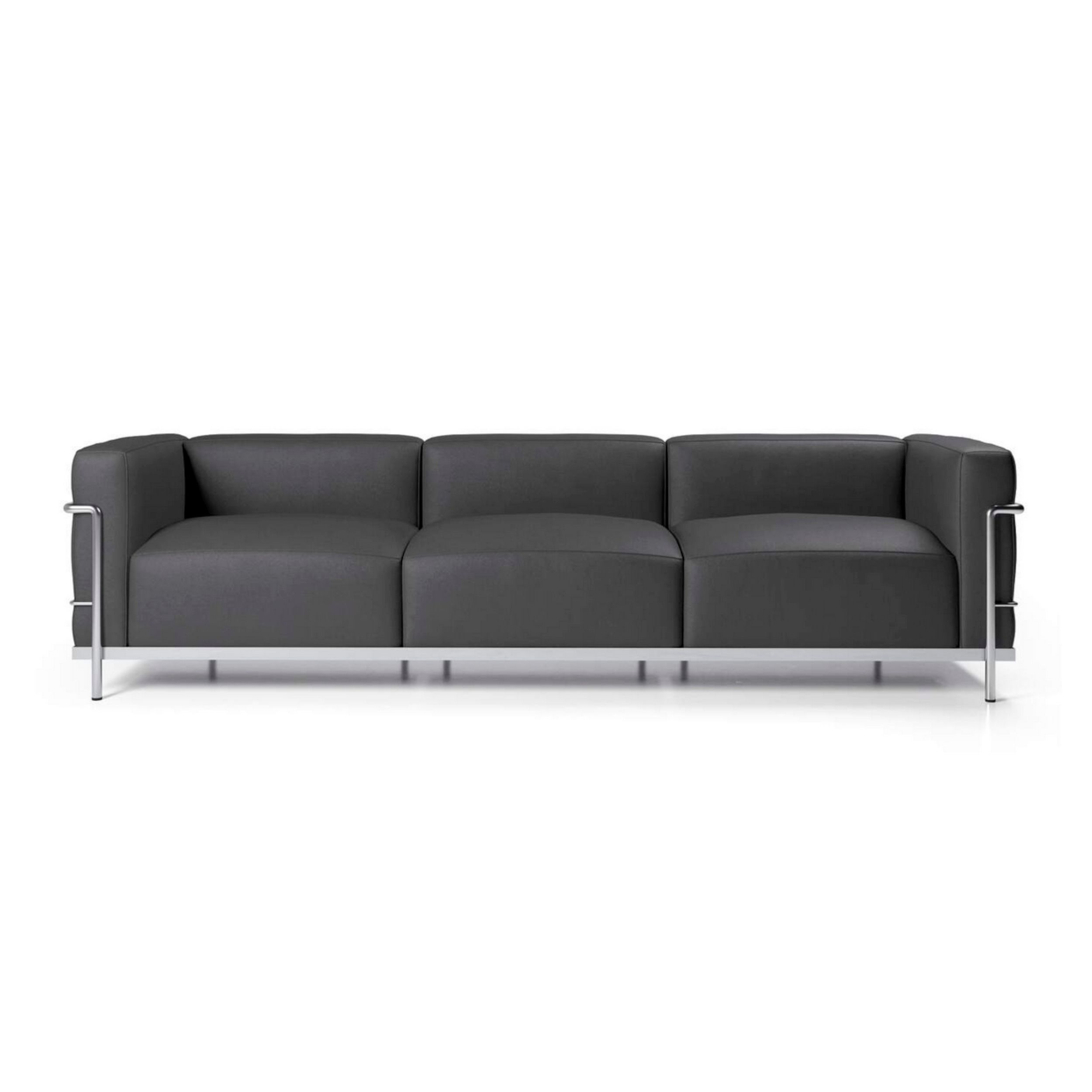 Schwarzen Ledersofa mit Chrmgestell, Modell 3 Fauteuil Grand confort von Cassina, in frontaler Ansicht vor einem weißen Hintergrund.