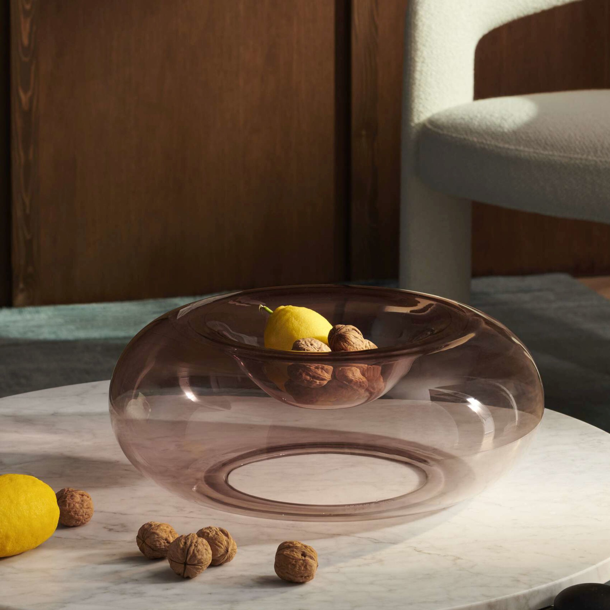 Vase Jelly von Cassina in Amethyst als Milieubild mit Öffnung unten, Nutzung als Schale.