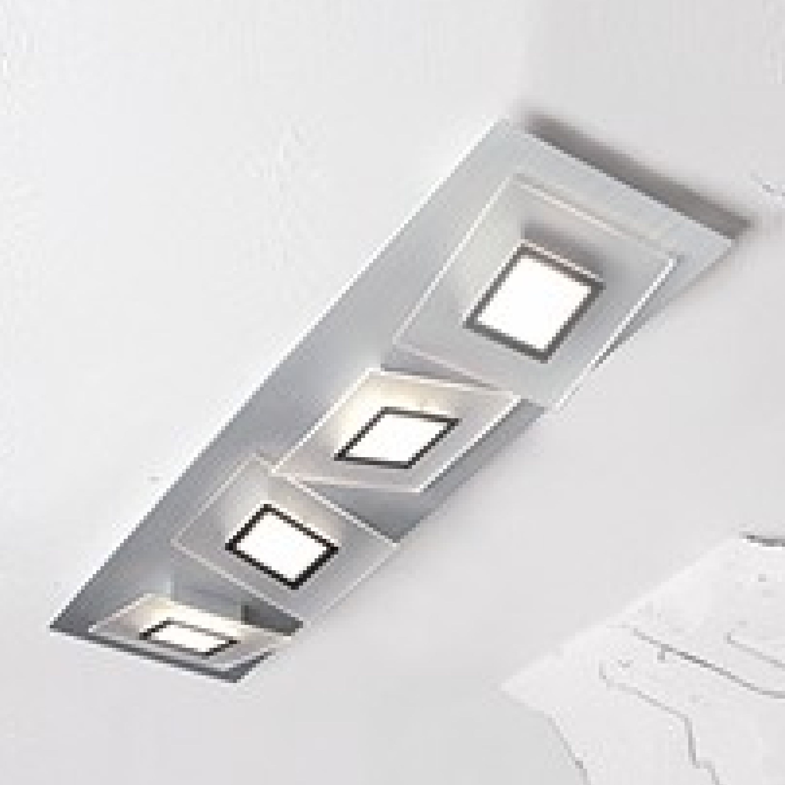 Deckenleuchte Frame von Bopp silber vor weissem Hintergrund