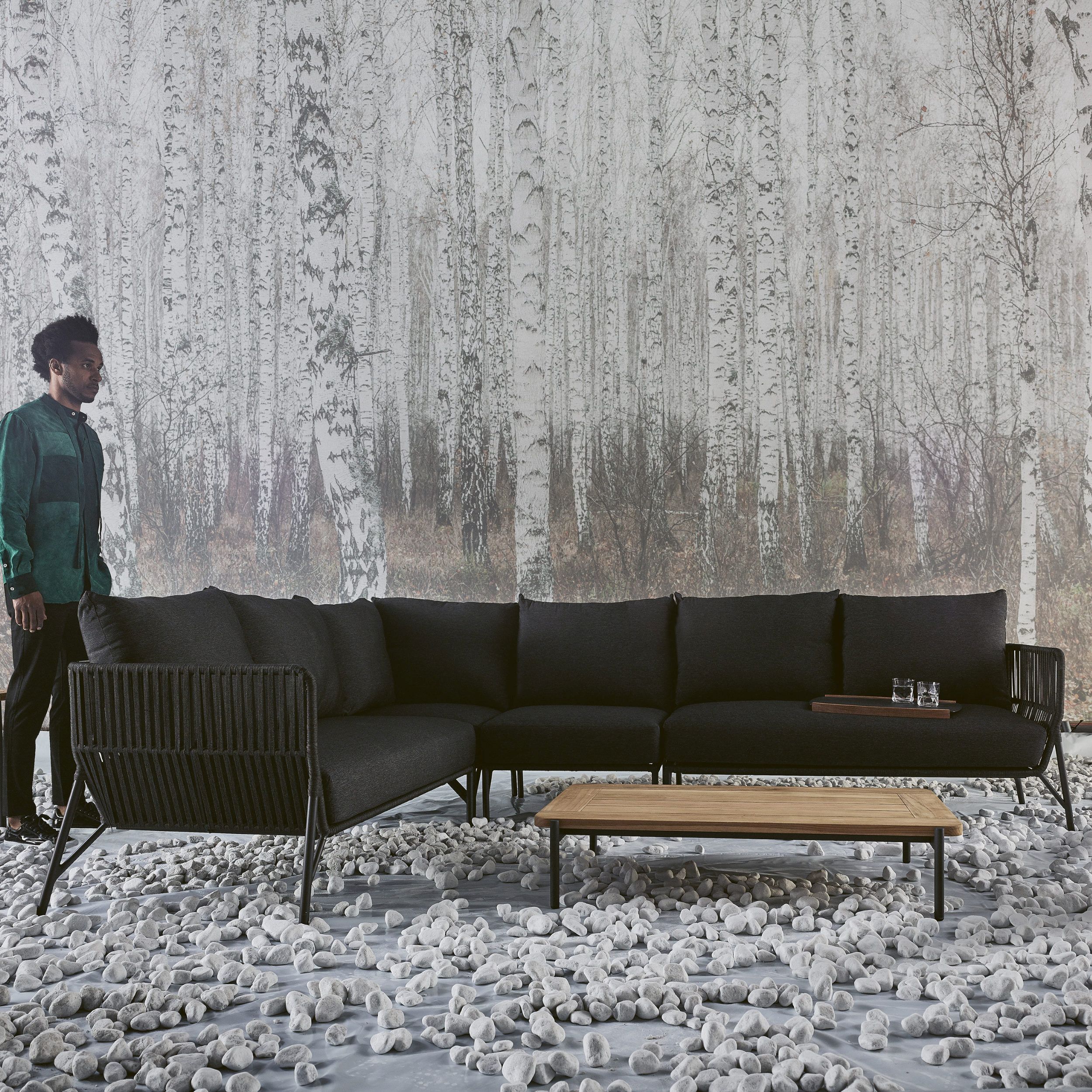 Lounge Idyl Bestille als Milieubild im Freien mit einer Person in grau