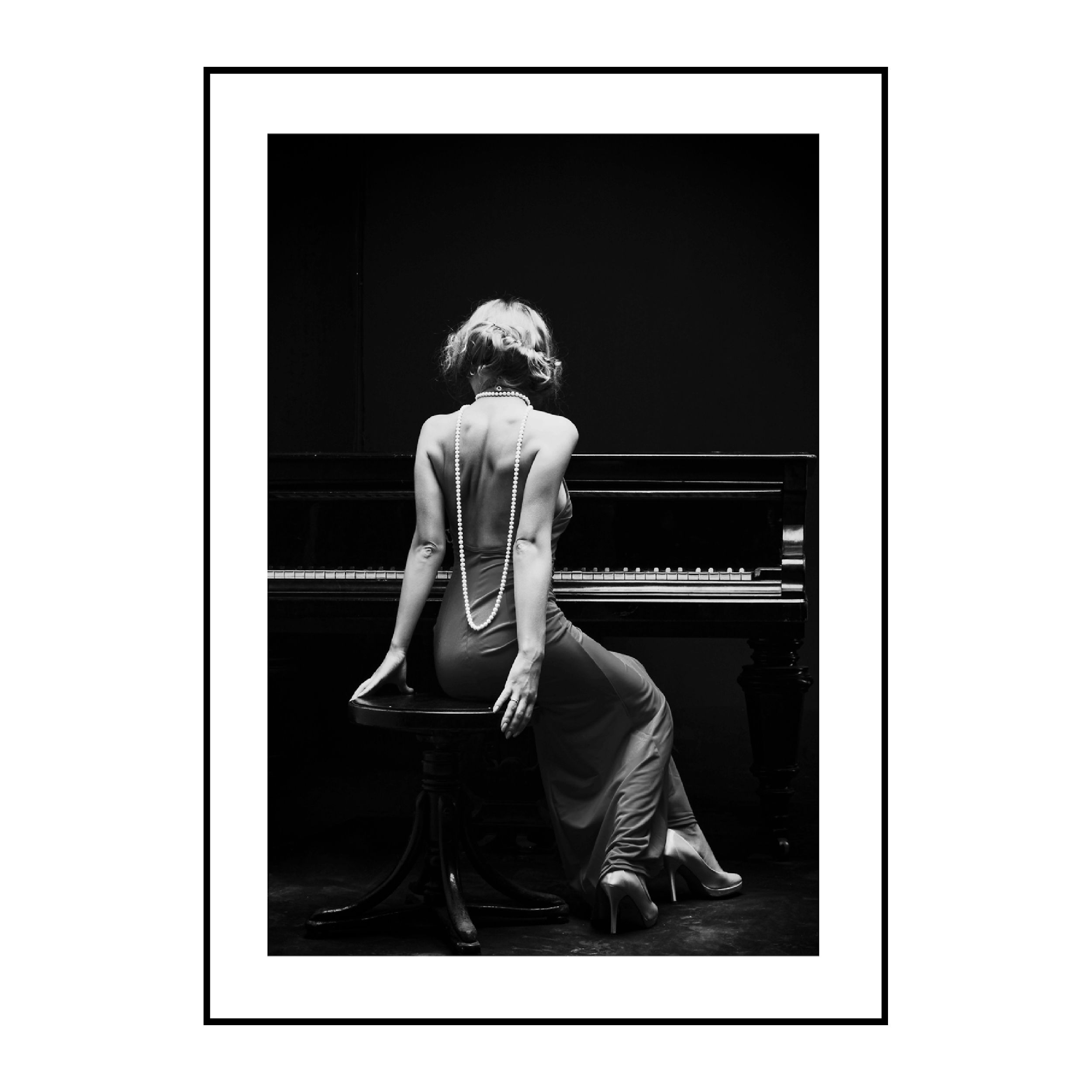 Gerahmter Druck Piano Lady von Malerifabrikken in schwarz vor weissem Hintergrund
