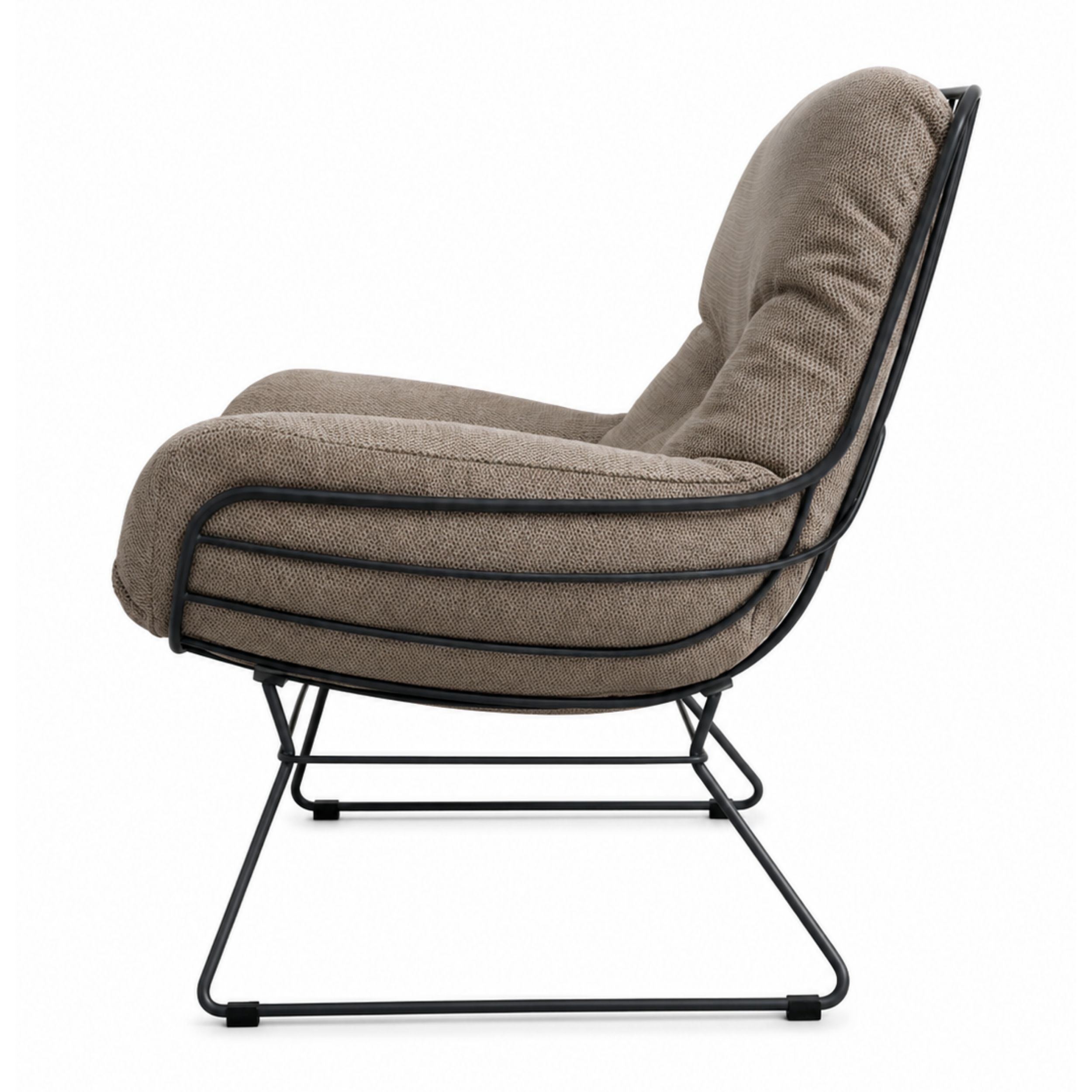 Zu sehen ist in seitlicher Ansicht ein Outdoor-Loungesessel, Modell Leyasol von Freifrau, mit einem dunklen Metallgestell und einer gemütlichen braunen Polsterung vor einem weißen Hintergrund.
