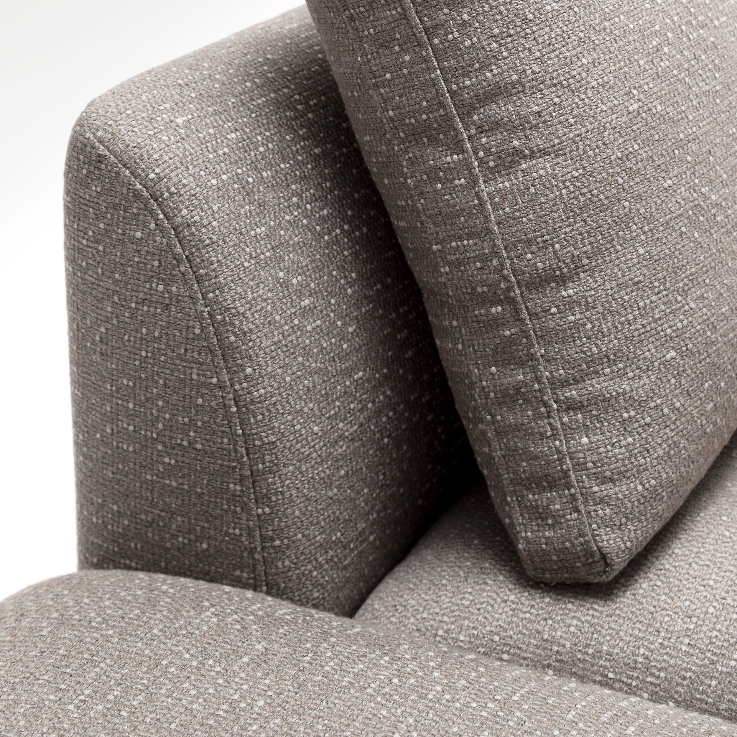 Sofa Kumo von Rolf Benz in Stoff grau als Detailbild offenes Ende