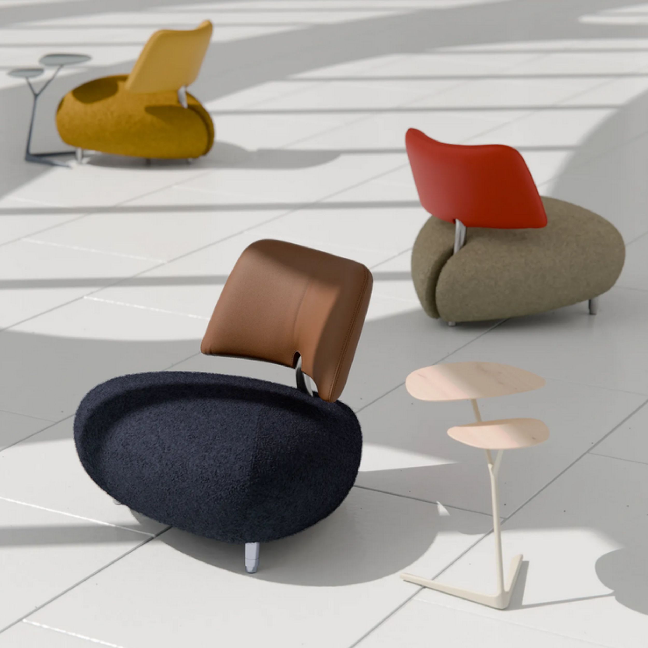 Sessel Pallone Pa aus der Serie Soft Seasons von Leolux als Milieubild mit drei Sesseln in verschiedenen Farben.