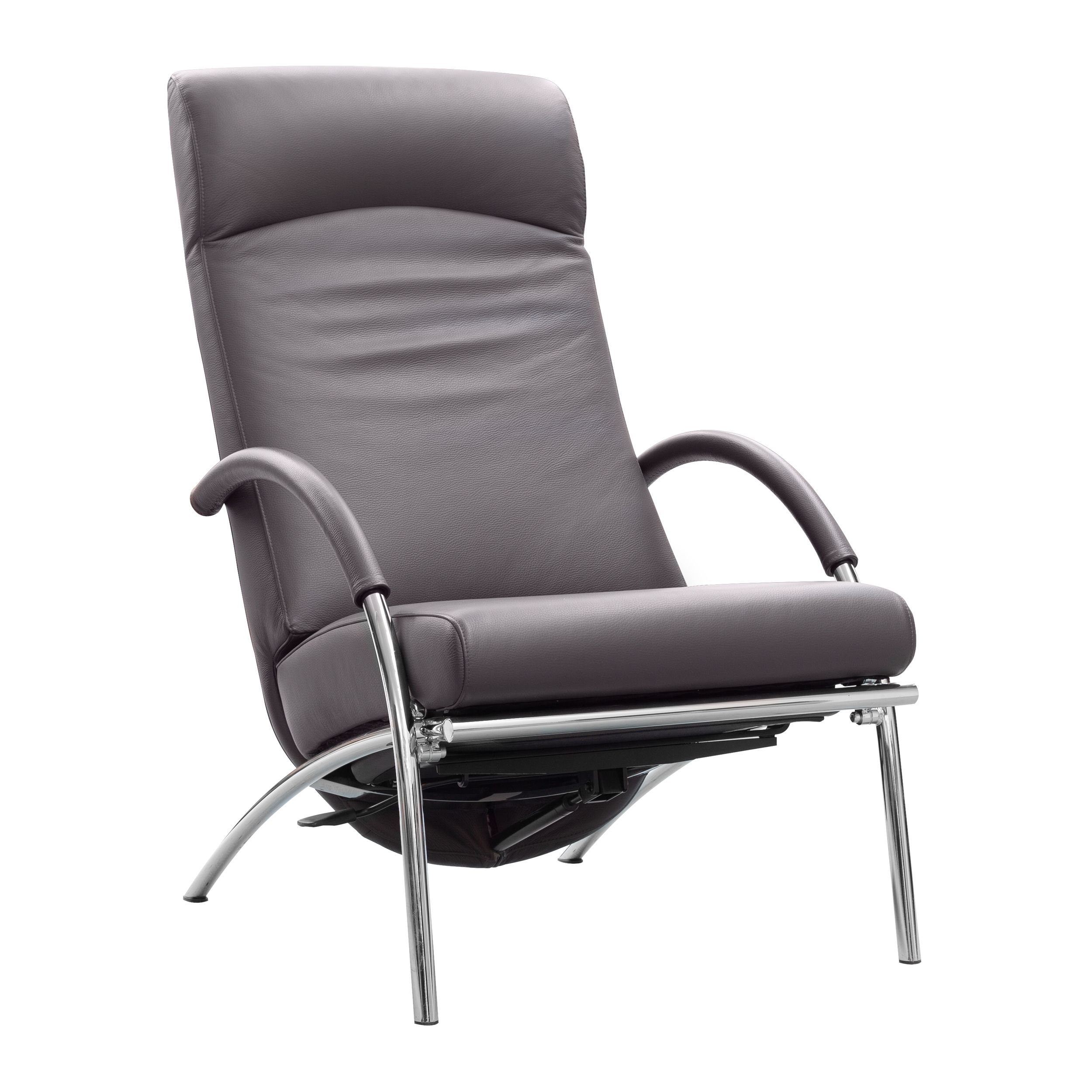 Zu sehen ist ein leichter Relaxsessel, Modell Curve von ipDesign, in grauem Leder. Der Sessel hat eine hohe Rückenlehne und offene Armlehnen, das geschwungene Gestell ist glänzend verchromt.