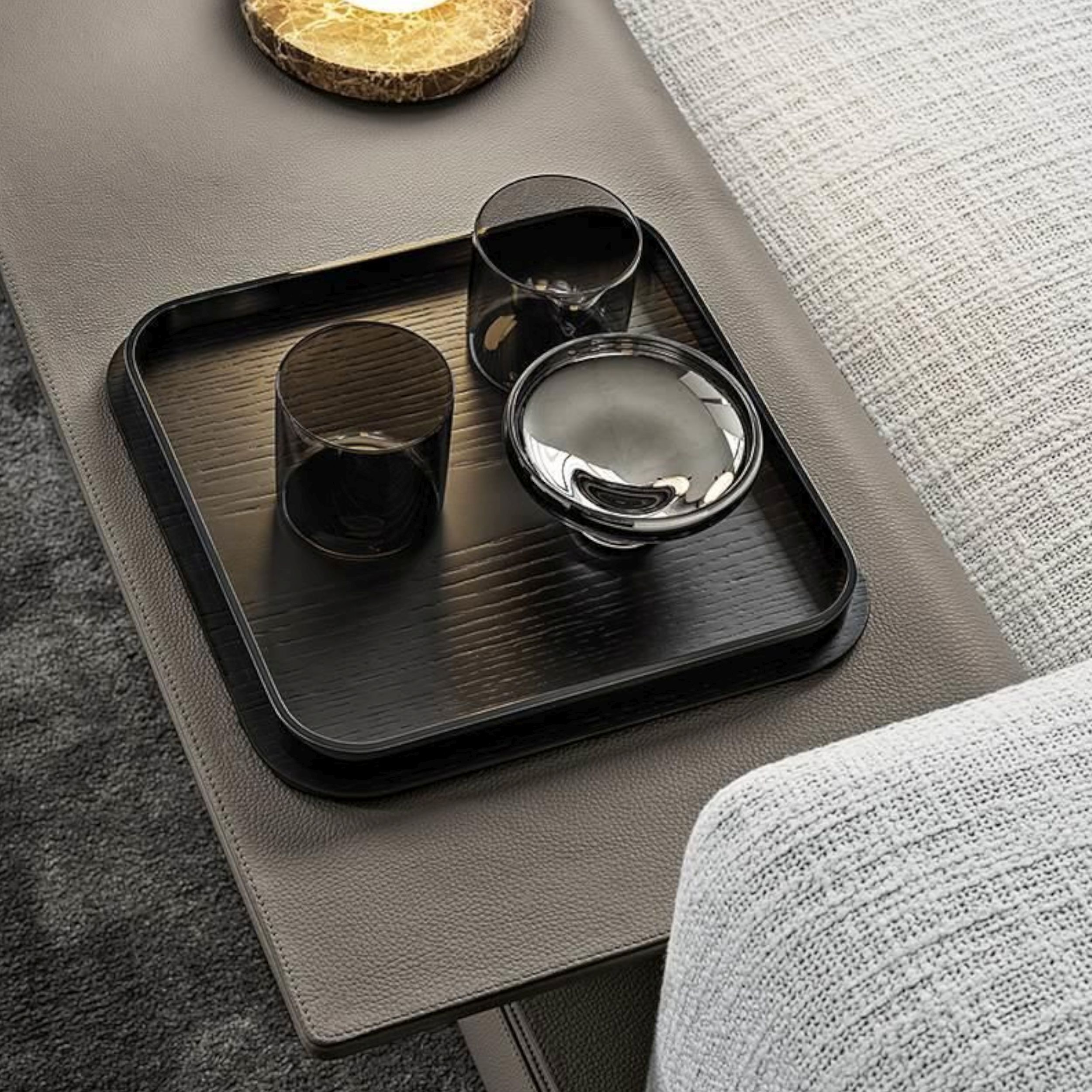 Sofa Connery von Minotti, Detailaufnahme Flap und Tablett.