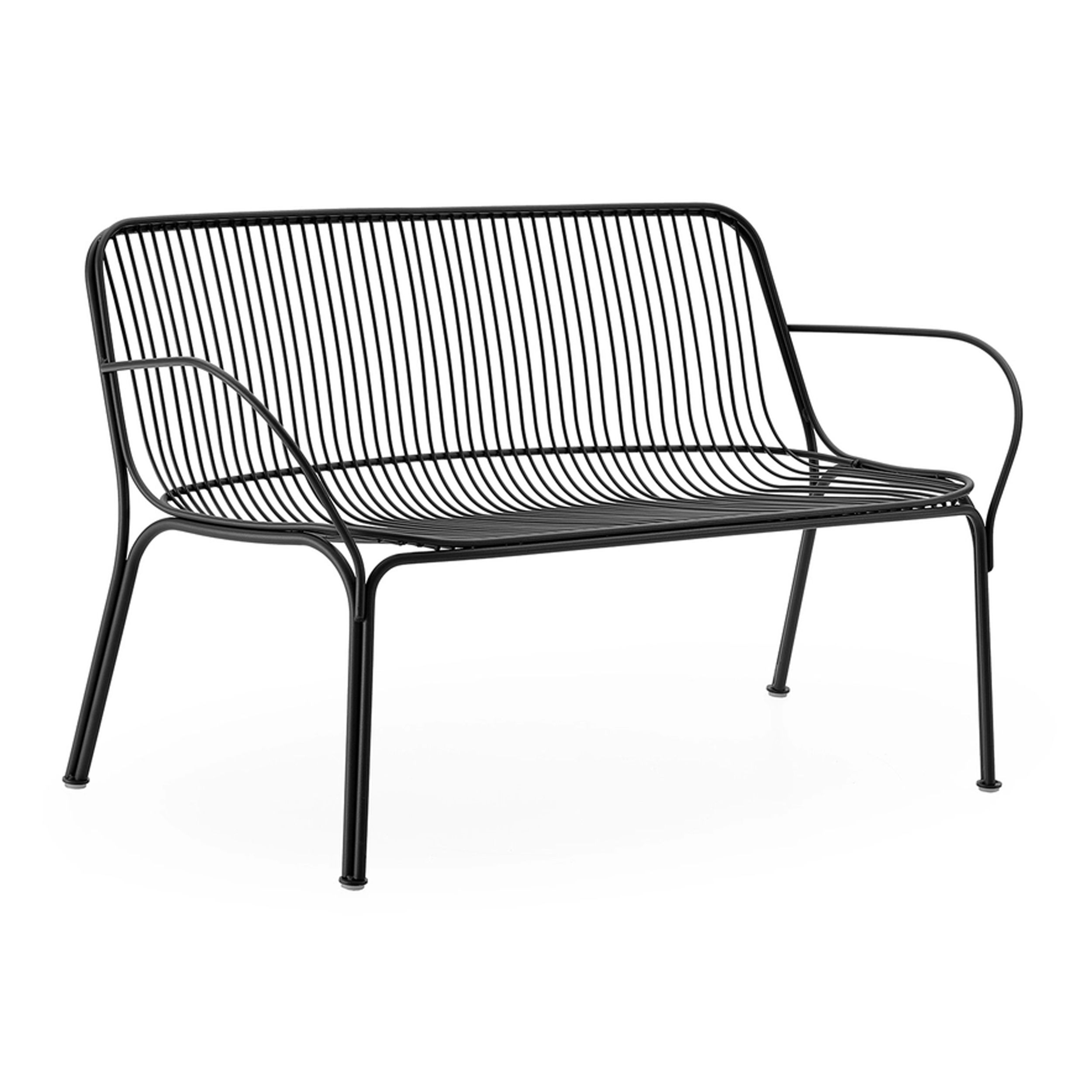 Filigrane, schwarze Gartenbank Hiray von Kartell vor einem weißen Hintergrund.