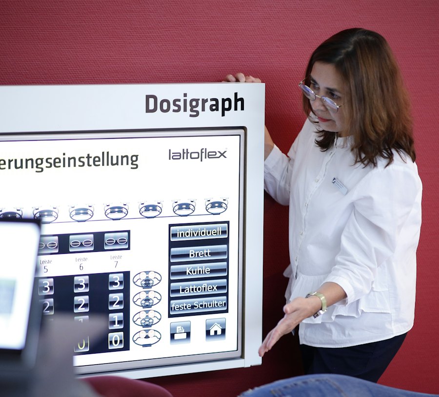 Mitarbeiterin zeigt die Einstellung des Dosigraph von Lattoflex für die Schlafberatung