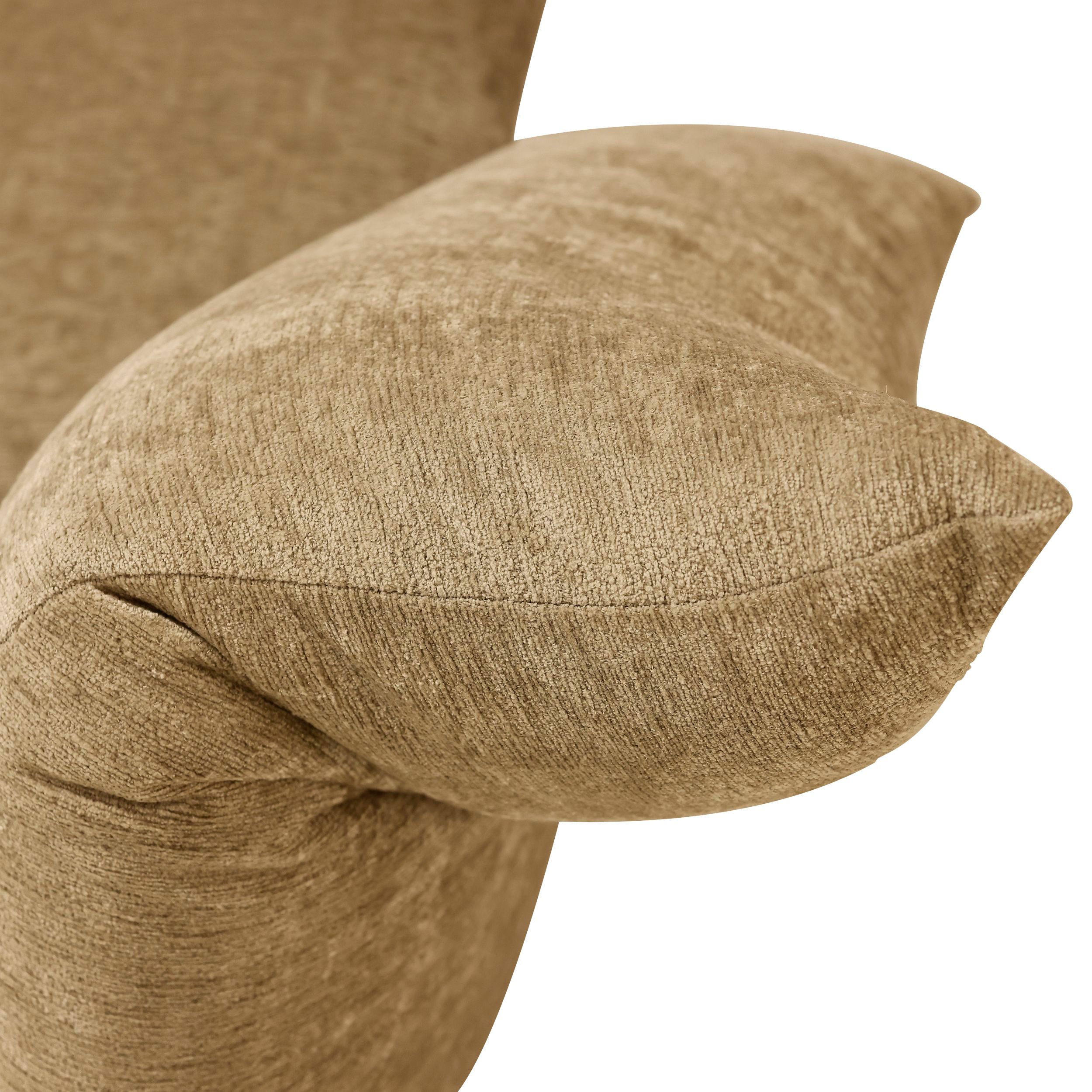 Zu sehen ist in Detailaufnahme eine Armlehned des Sofas Standard von Edra in sandfarbenem Stoff.