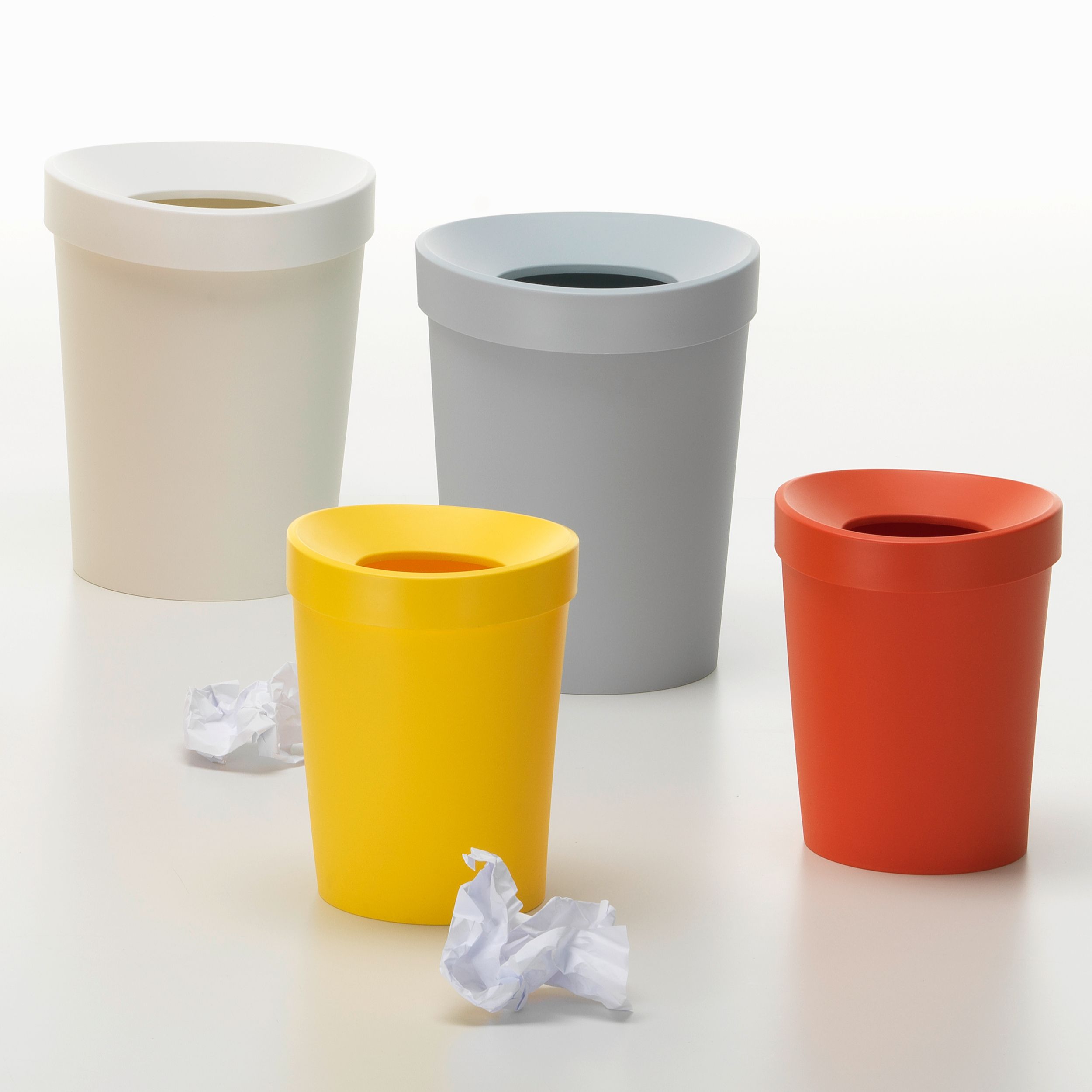 Papierkorb Happy Bin L von Vitra in himmelgrau im Gruppenbild zusammen mit Happy Bin L in weiß und Happy Bin in poppy red und gelb.