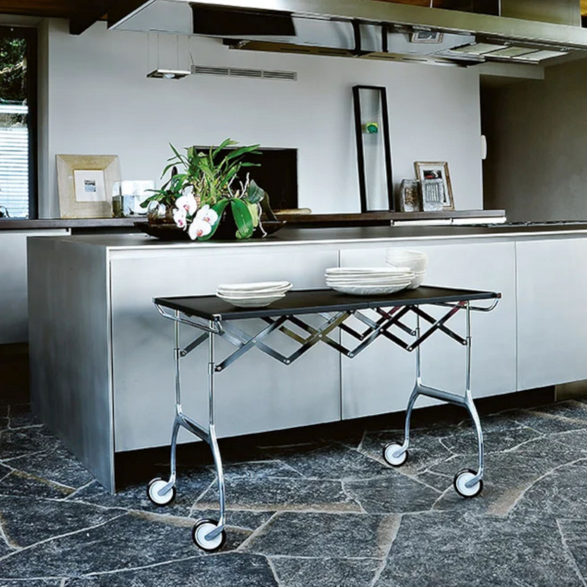 Klapptisch Battista von Kartell in schwarz als Milieubild 01