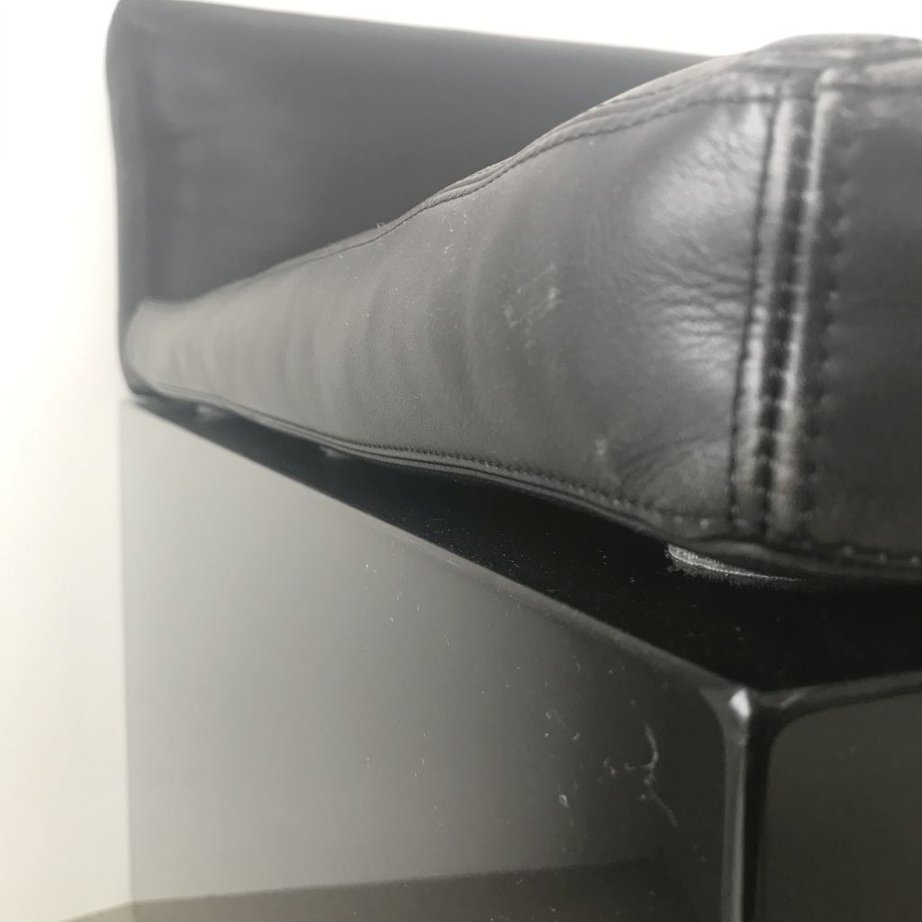 Sofa Brigadier von Knoll International in schwarzem Leder als Detailaufnahme der Naht.