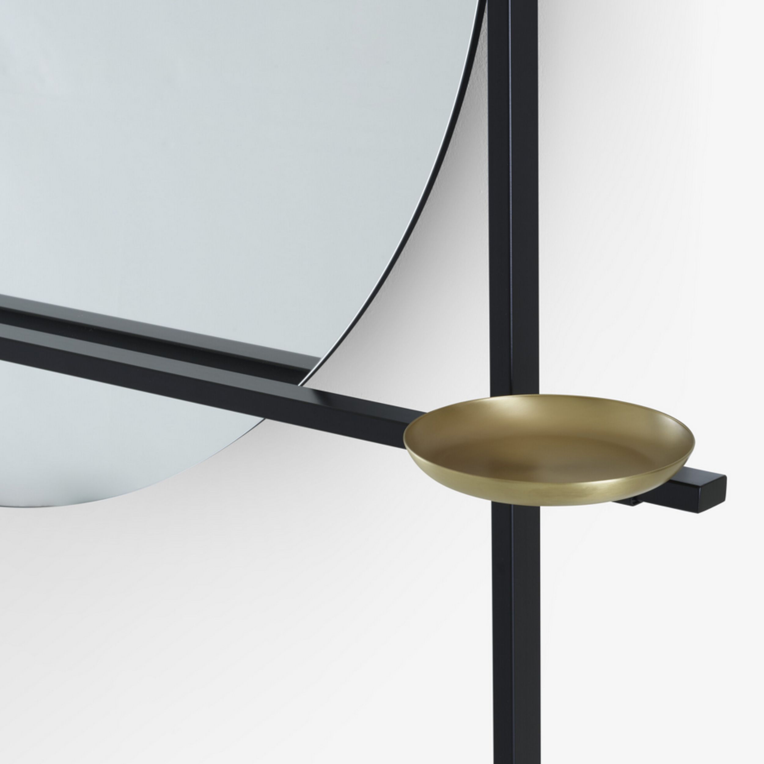 Stummer Diener mit Spiegel Geoffrey von Ligne Roset in schwarz als Detailaufnahme.