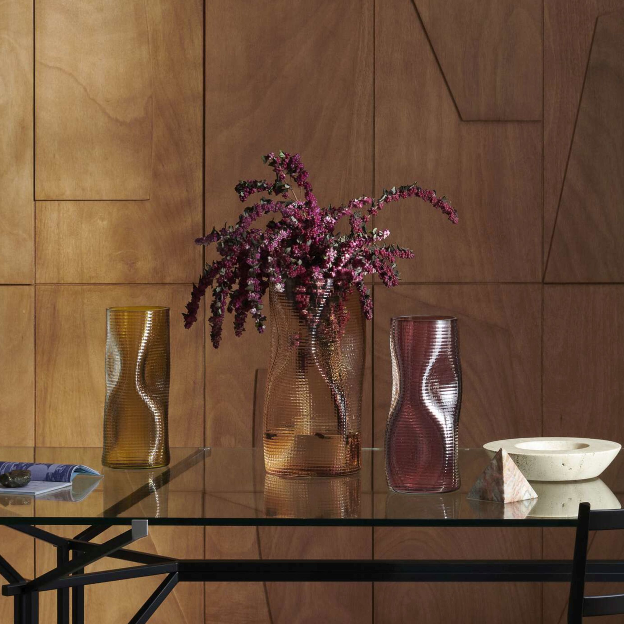 Luxuriöse Glasvasen Coral von Cassina mit violetten Blumen auf einem eleganten Tisch.