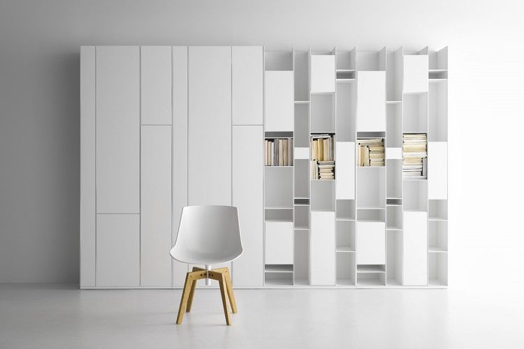 Drehtürenschrank Random Cabinet von MDF Italia in weiß als Milieubild.