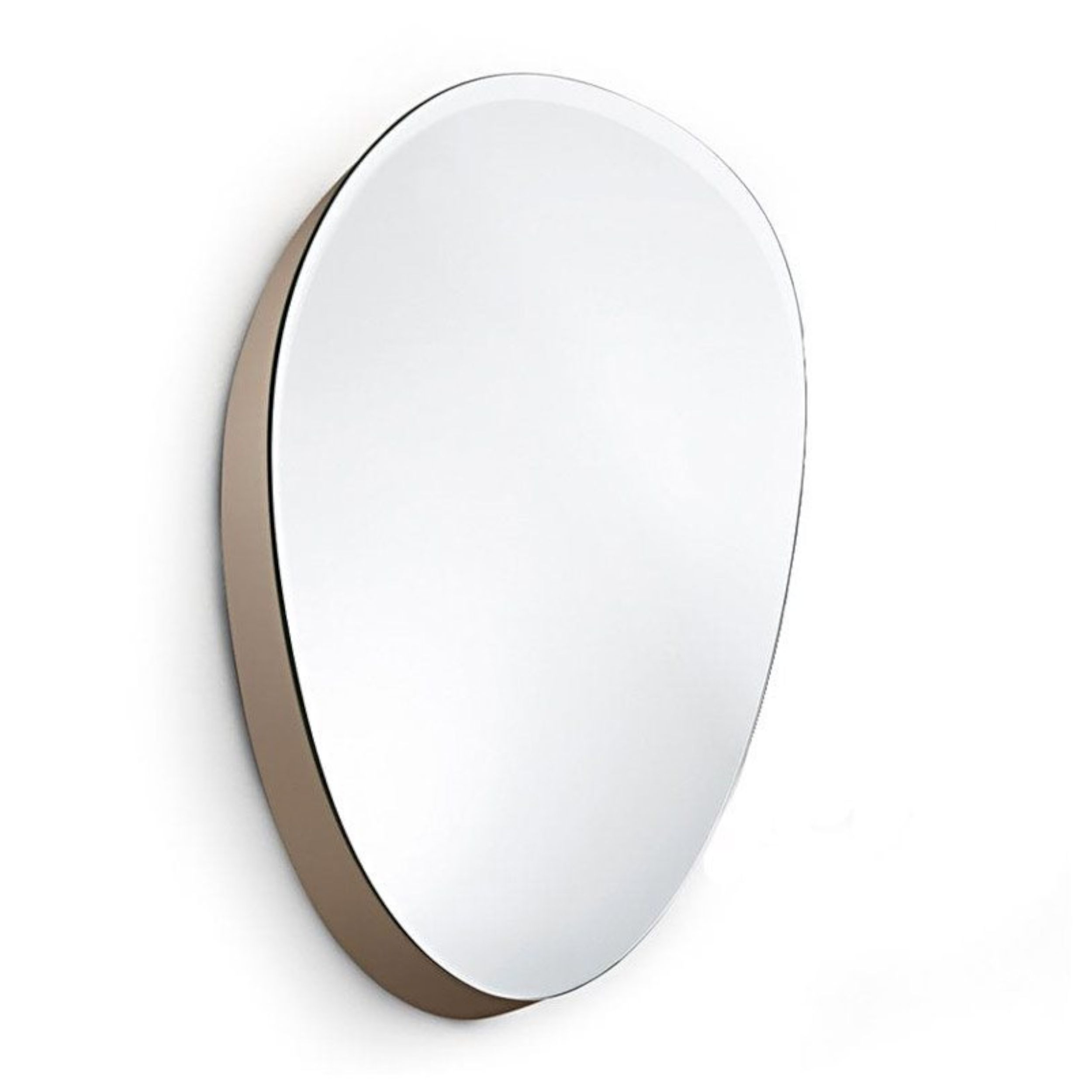 Ein organisch geformter Wandspiegel, Modell Zeiss von Gallotti und Radice, mit sandfarben lackiertem Rahmen vor einem weißen Hintergrund.