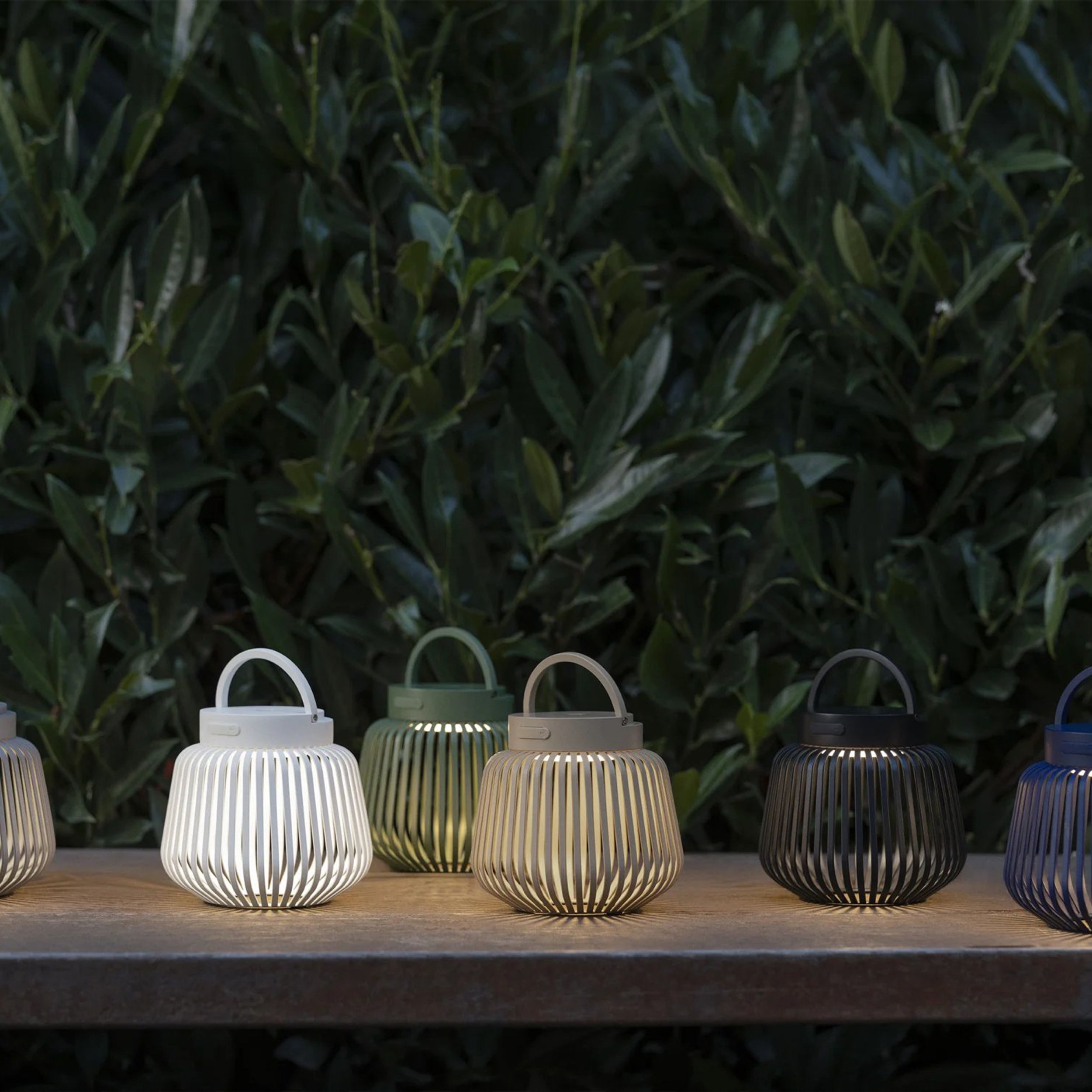 Mobile LED Leuchten Lito XS von Blomus in weiteren Farben aufgereiht auf Tischplatte