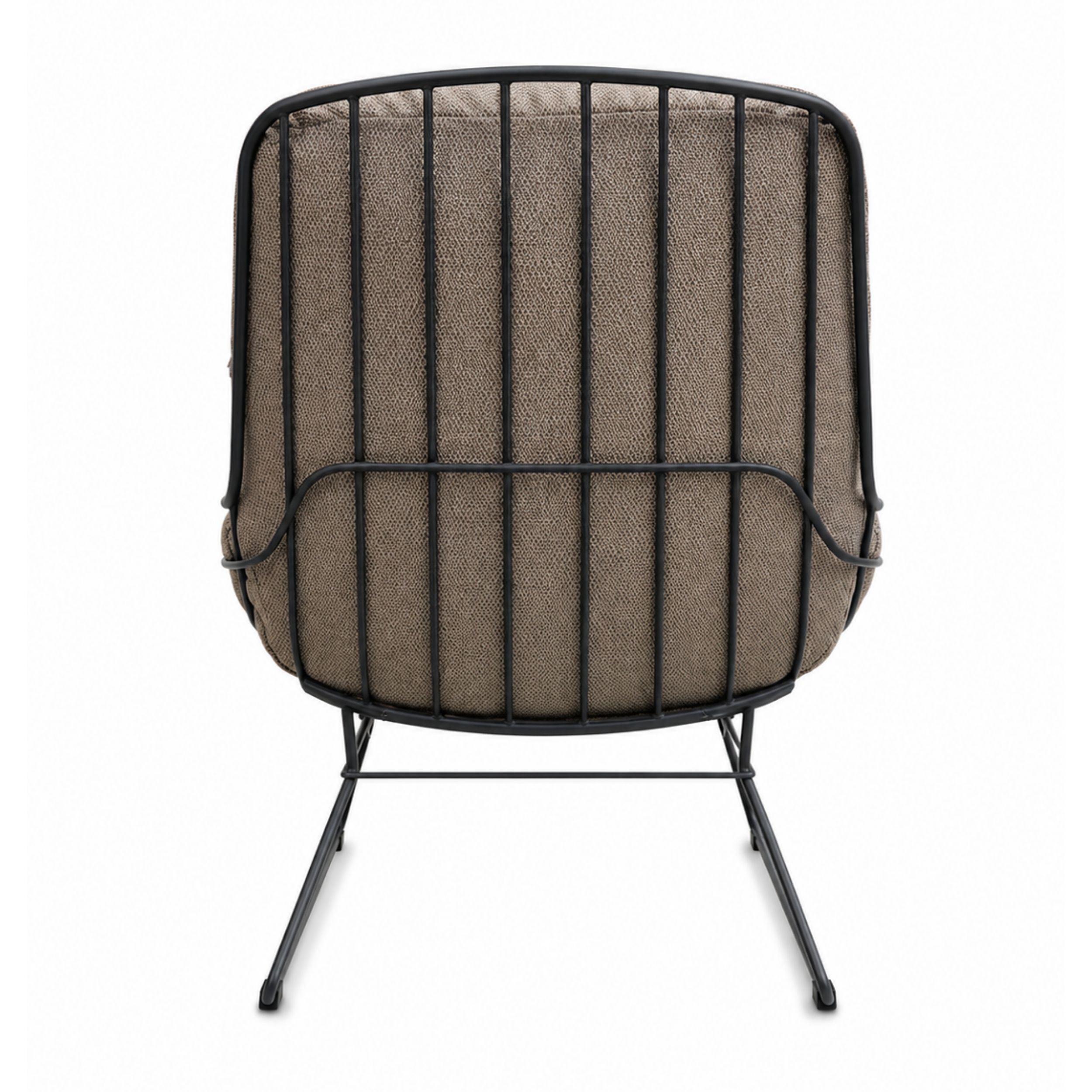 Zu sehen ist in rückseitiger Ansicht ein Outdoor-Loungesessel, Modell Leyasol von Freifrau, mit einem dunklen Metallgestell und einer gemütlichen braunen Polsterung vor einem weißen Hintergrund.