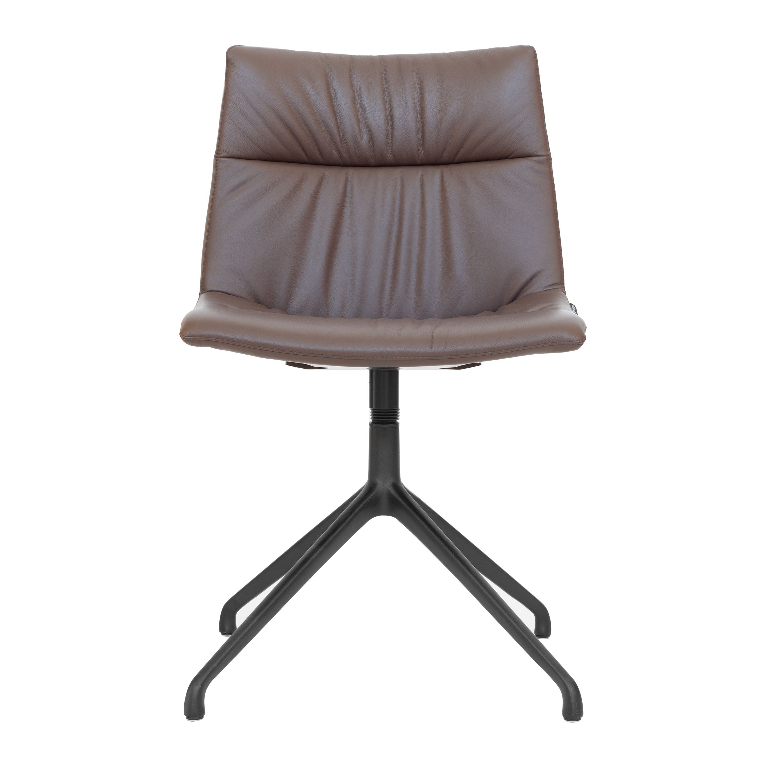Zu sehen ist in frontaler Ansicht der moderne Schalenstuhl Marel von Girsberger vor einem weißen Hintergrund. Der Stuhl ist mit braunem Leder bezogen und hat ein schwarzes Kreuz-Untergestell. Die Rückenlehne hat eine markante horizontale Steppnaht.