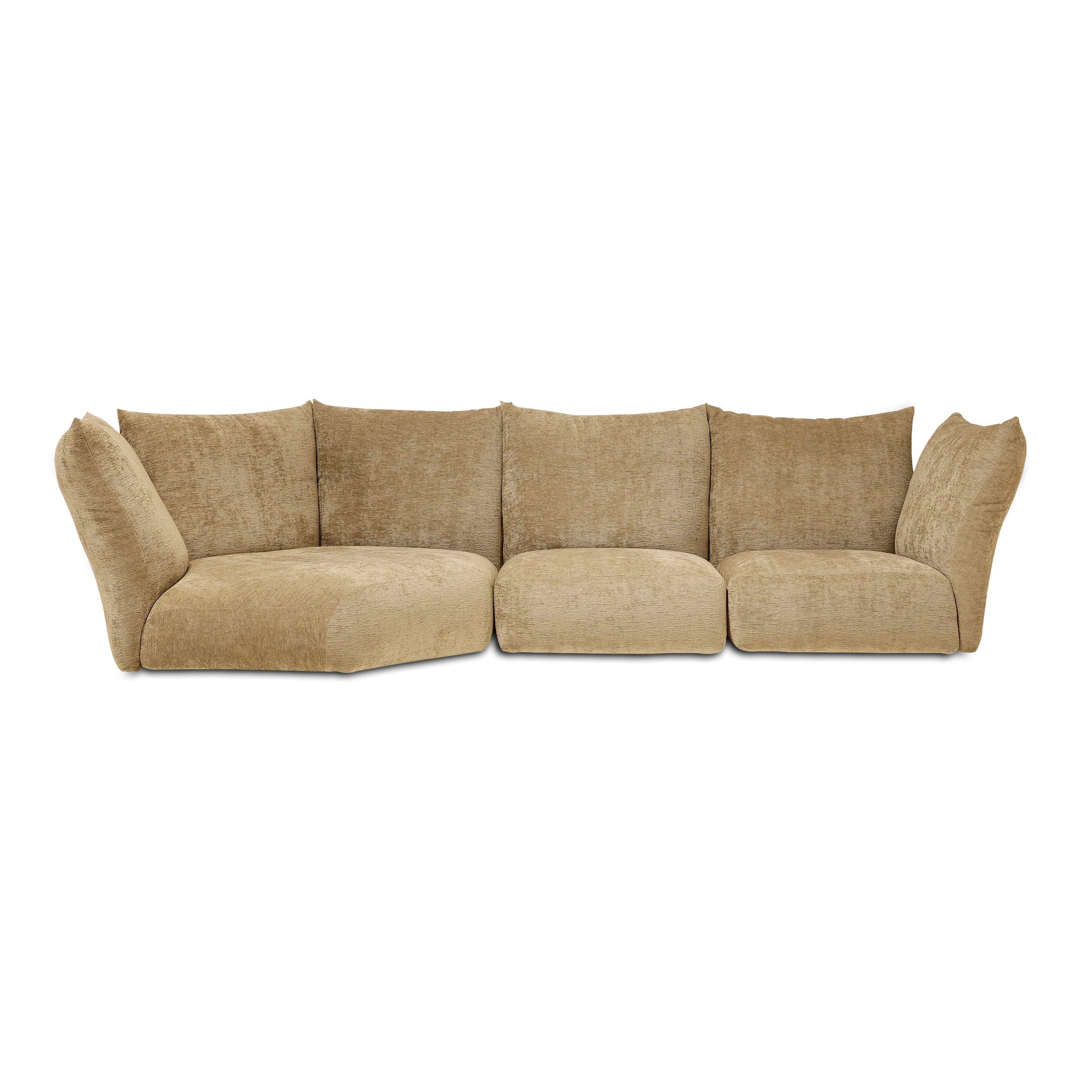 Zu sehen ist das Sofa Standard von Edra in sandfarbenem Stoff vor einem weißen Hintergrund. 
Das Sofa besteht aus drei Elementen, links befindet sich ein Liegenelement. Die beweglichen Lehnen sind alle aufgerichtet.