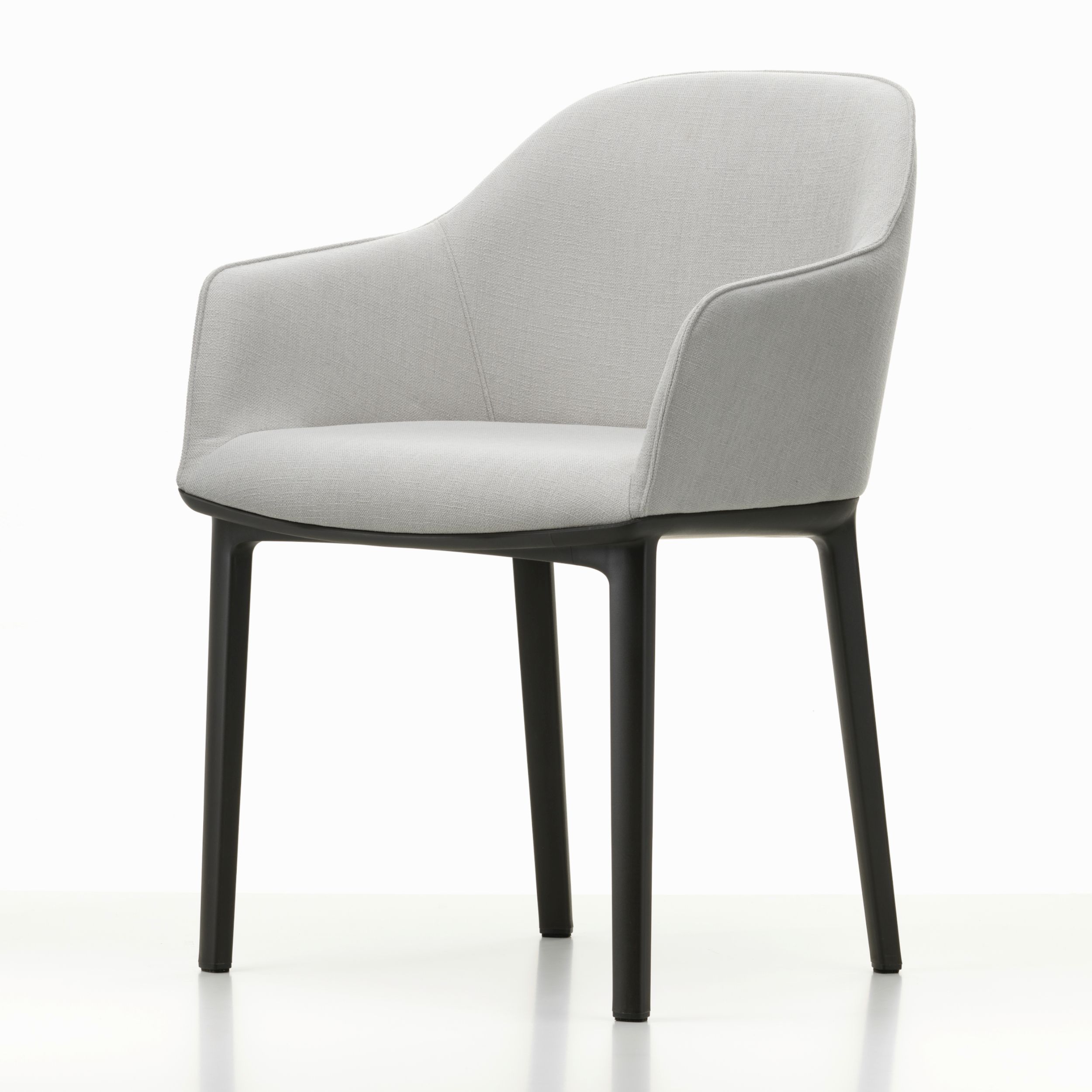 Armlehnstuhl Softshell Chair von Vitra in grauem Stoff als Alleinsteller von schräg vorne.