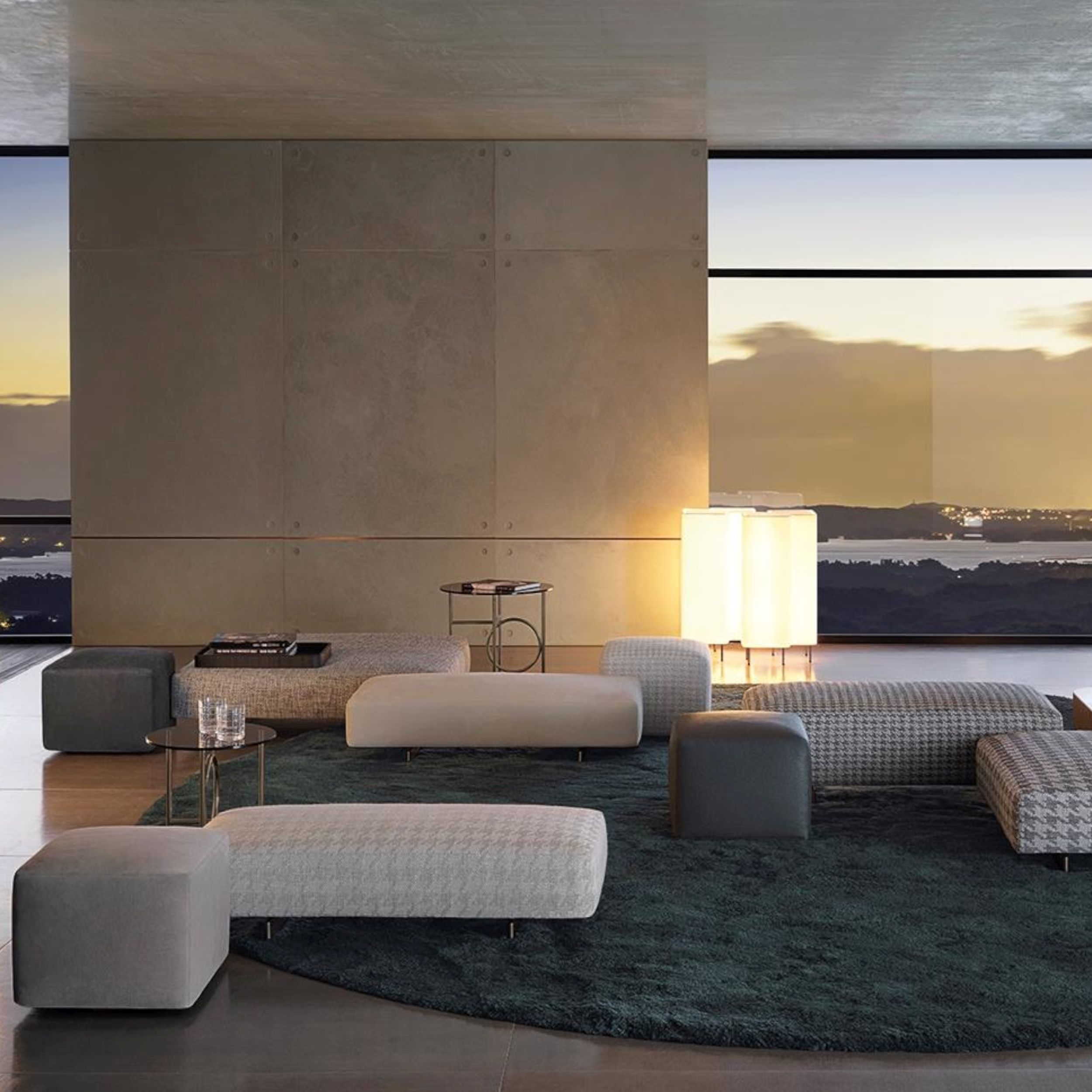 Hocker Damier von Minotti, Leder beige, Milieubild.