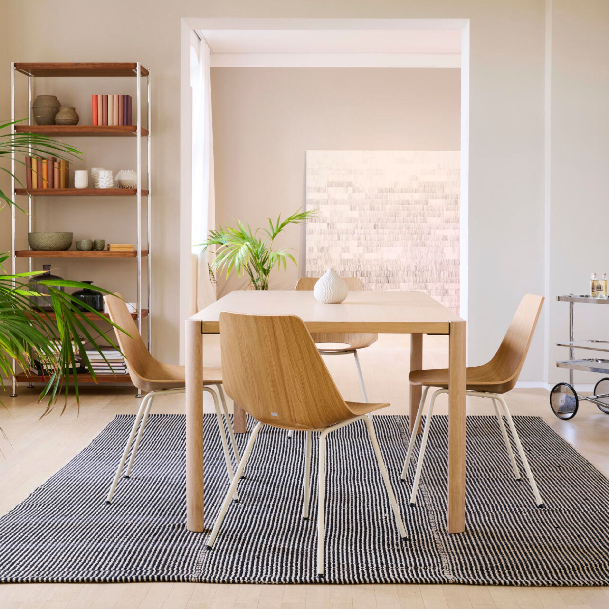 Schalenstuhl S 661 von Thonet in Eiche als Milieubild.