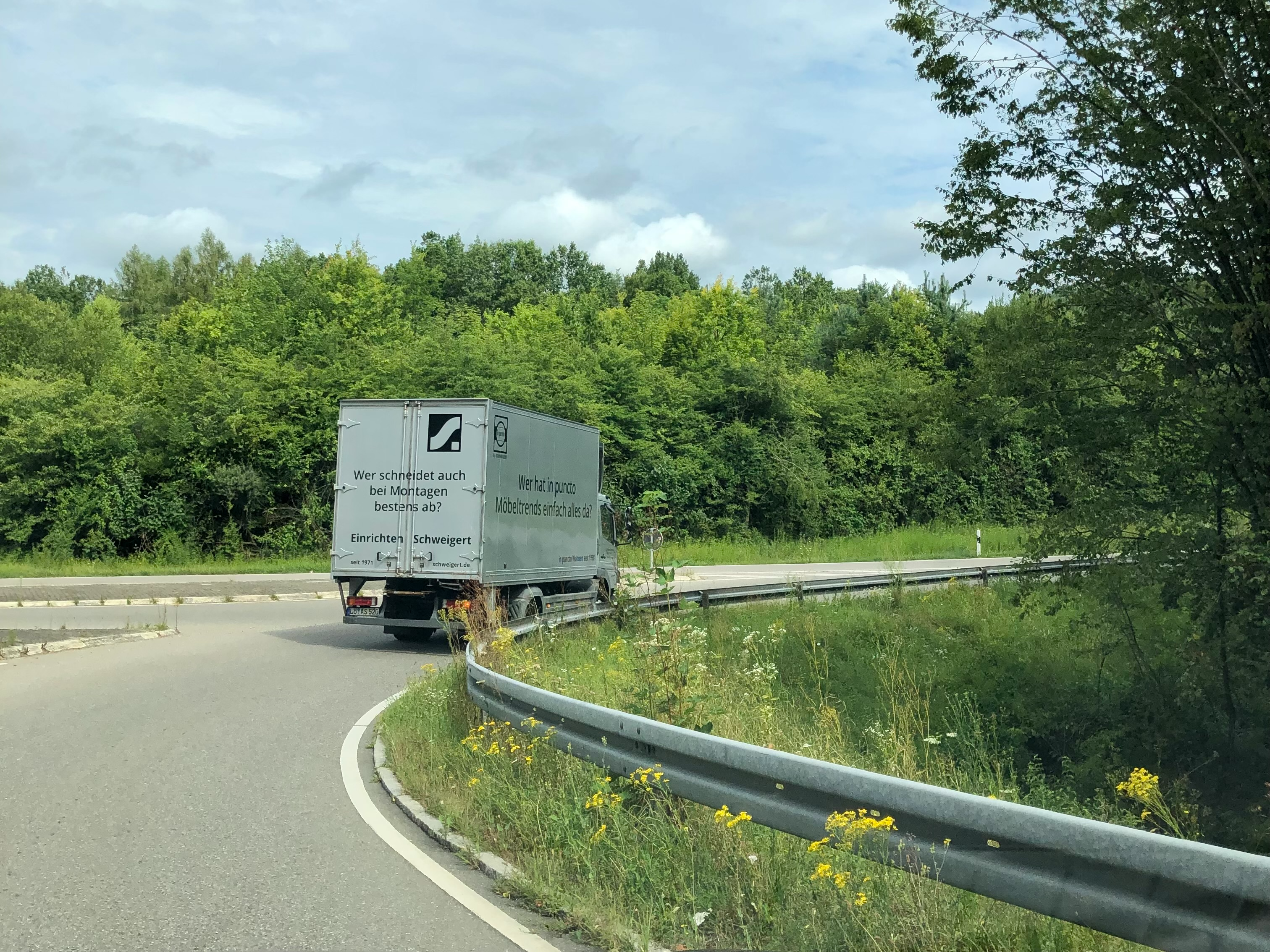 Lieferwagen von Einrichten Schweigert auf einer Landstraße