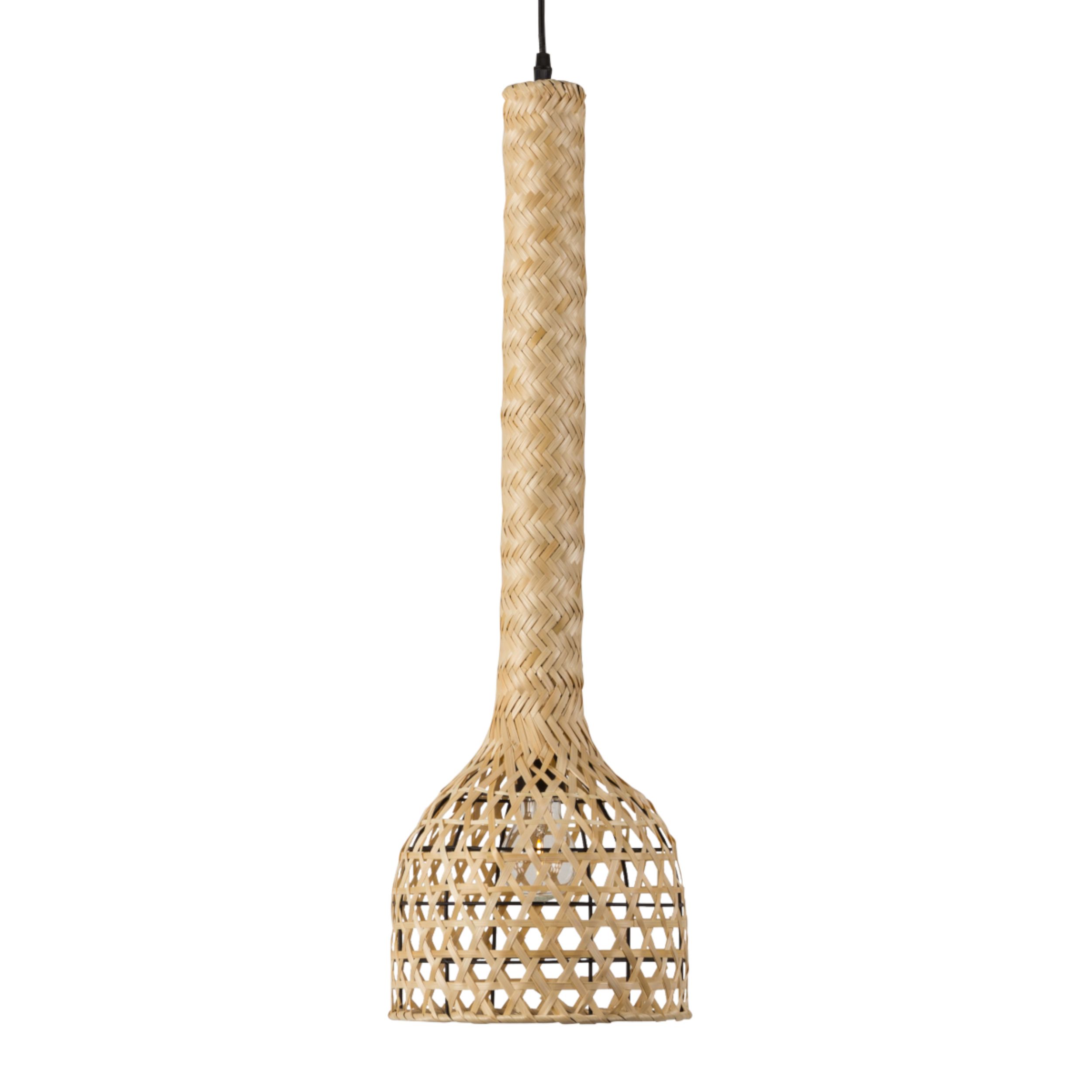 Detailansicht einer flaschenförmigen Rattan-Pendelleuchte mit durchbrochenem Flechtmuster und sichtbarer Lampenfassung.
