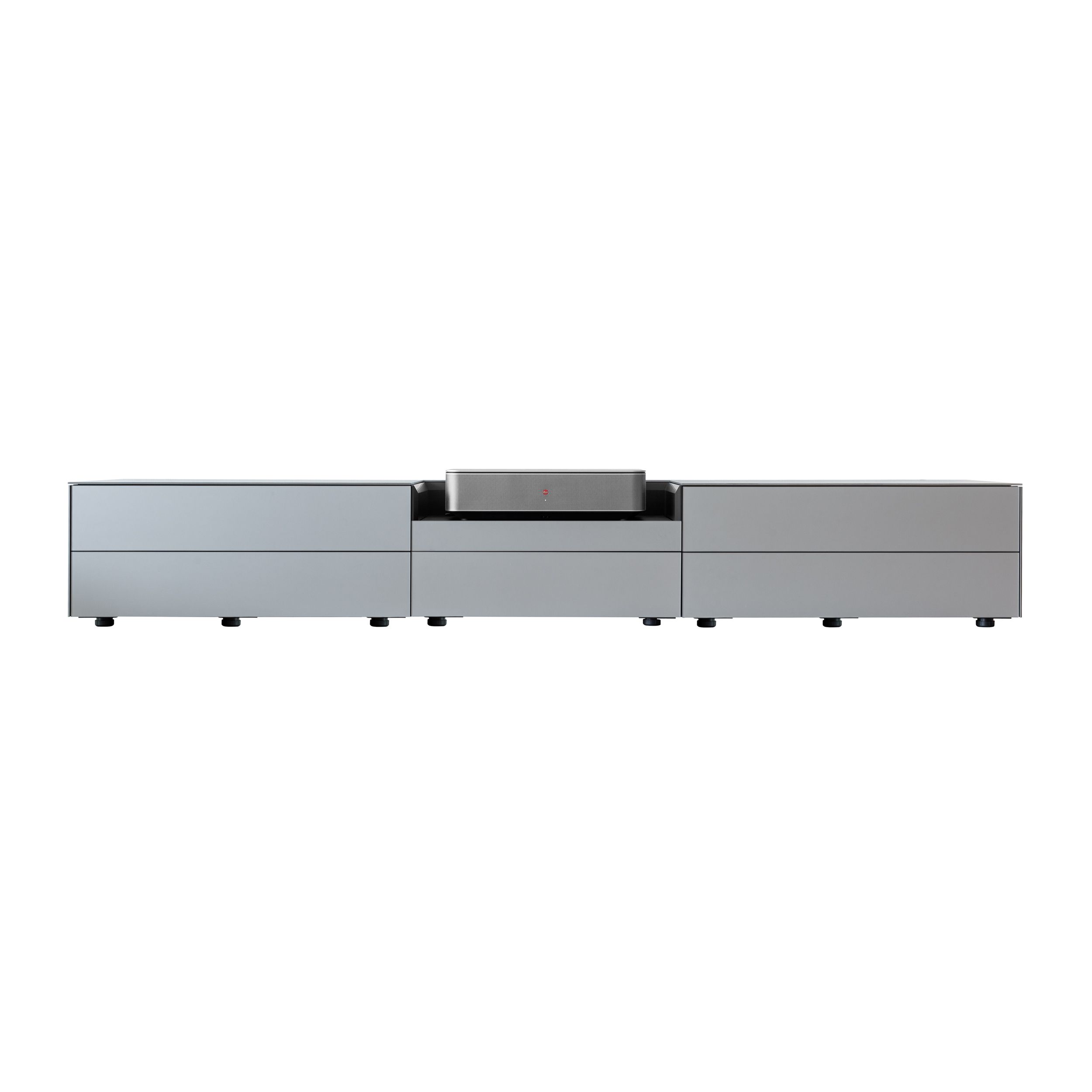 Lowboard Soma Media von Kettnaker in Mattglas Carbon als frontaler Freisteller.