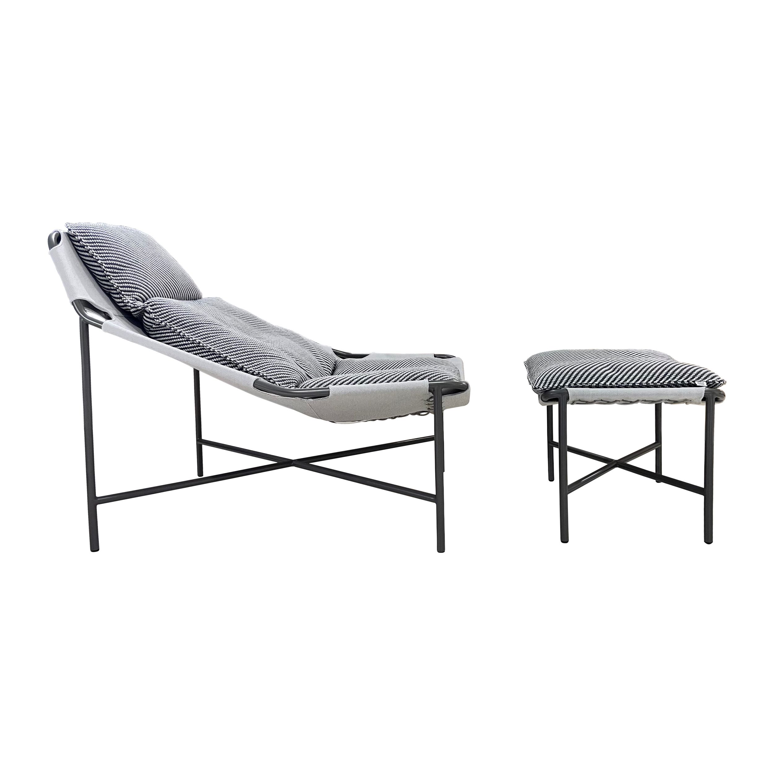 Gartensessel 228 inklusive Hocker von Rolf Benz als Seitenansicht in grau mit Kissen